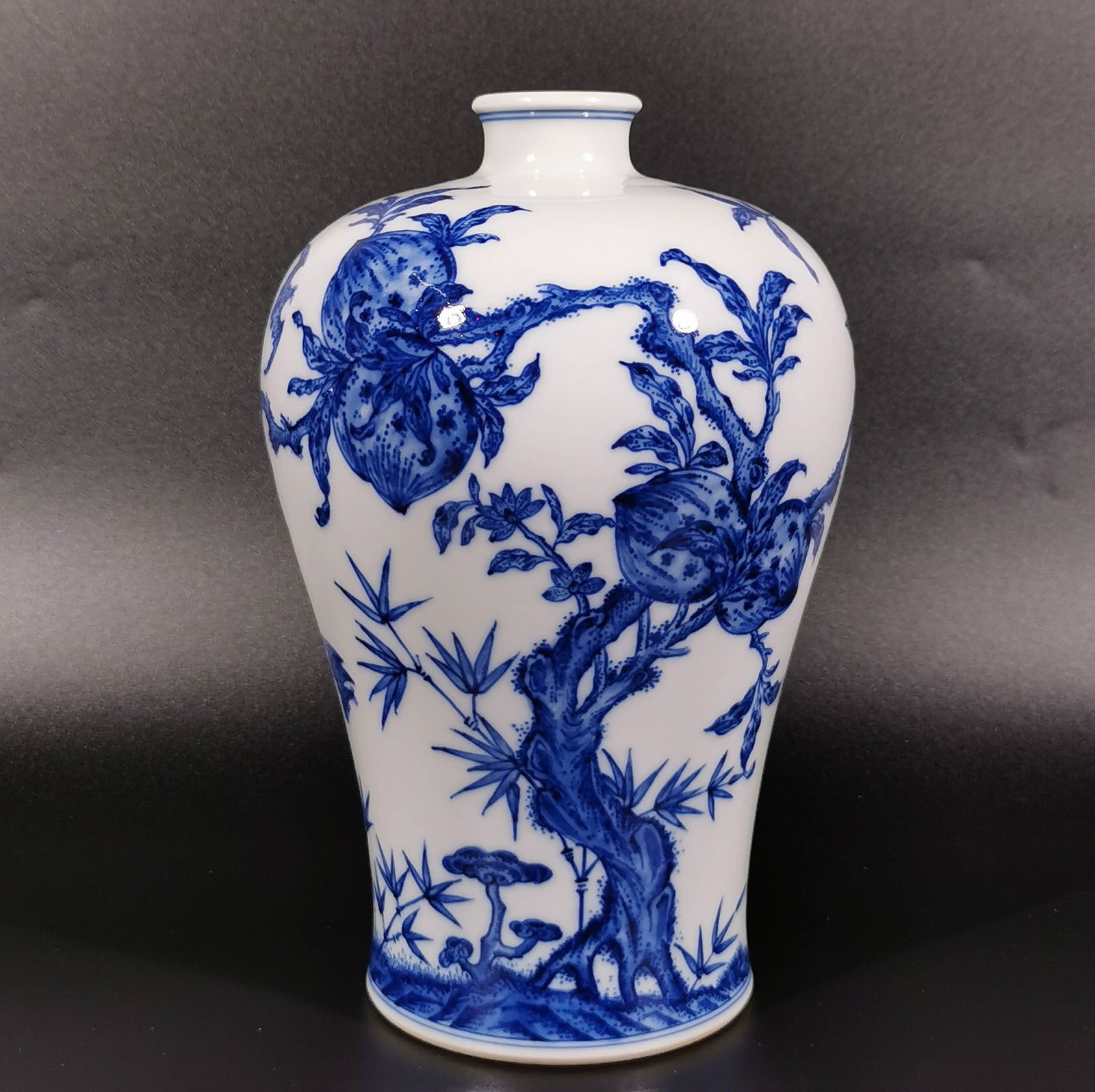 An Exquisite Blue and White Bats and Peach Pattern Vase: An Exquisite Blue and White Bats and Peach Pattern Vase,Qing Dynasty, China,Yongzheng Six-character Mark,Size:9.1inx5.9in 青花福寿纹瓶,中国清É