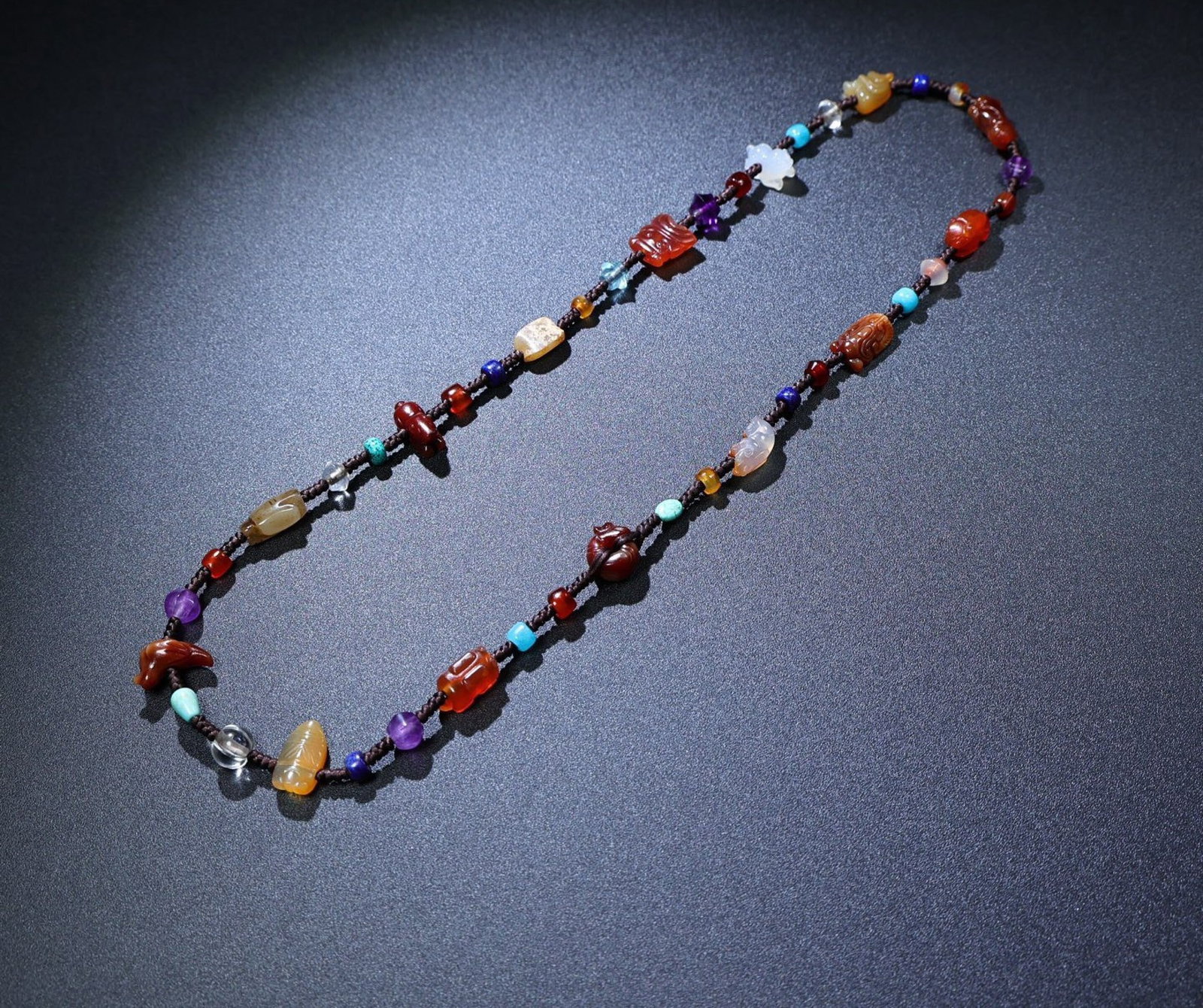 An Exquisite Agate Necklace: An Exquisite Agate Necklace,Qing Dynasty,China,Size:18mmx10mmx9mm,Total Weight:67g 玛瑙项链,中国清代