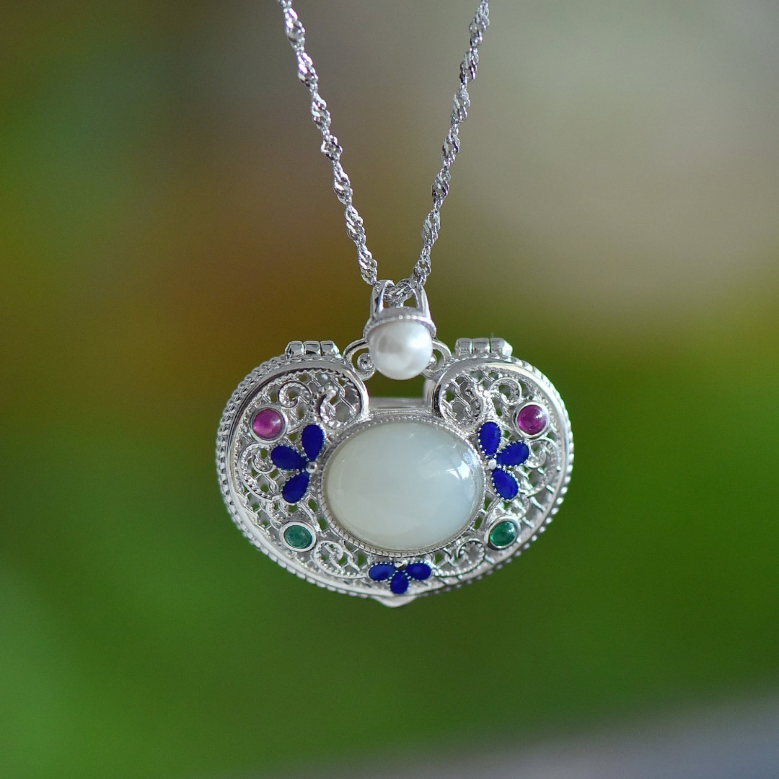 An Exquisite Sterling Silver Inlaid White Jade Pendant,Inlaid Gems and Pearls: An Exquisite Sterling Silver Inlaid White Jade Pendant,Inlaid Gems and Pearls 纯银镶白玉吊坠，嵌宝石和珍珠