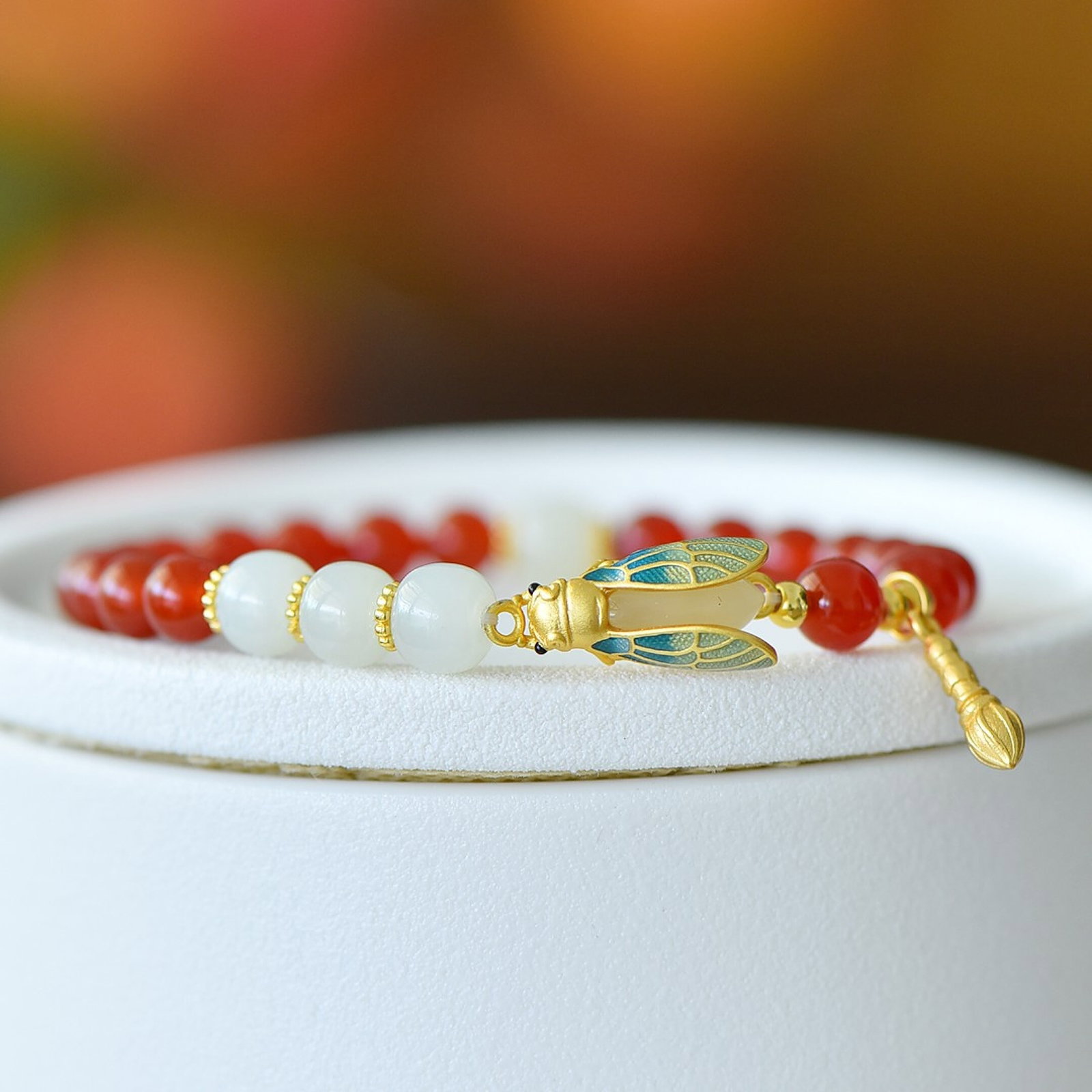 An Exquisite Sterling Silver-Gold Plated Inlaid Agate Bracelet,Inlaid White Jade: An Exquisite Sterling Silver-Gold Plated Inlaid Agate Bracelet,Inlaid White Jade,Size:6mm 纯银镀金镶玛瑙手链,嵌白玉