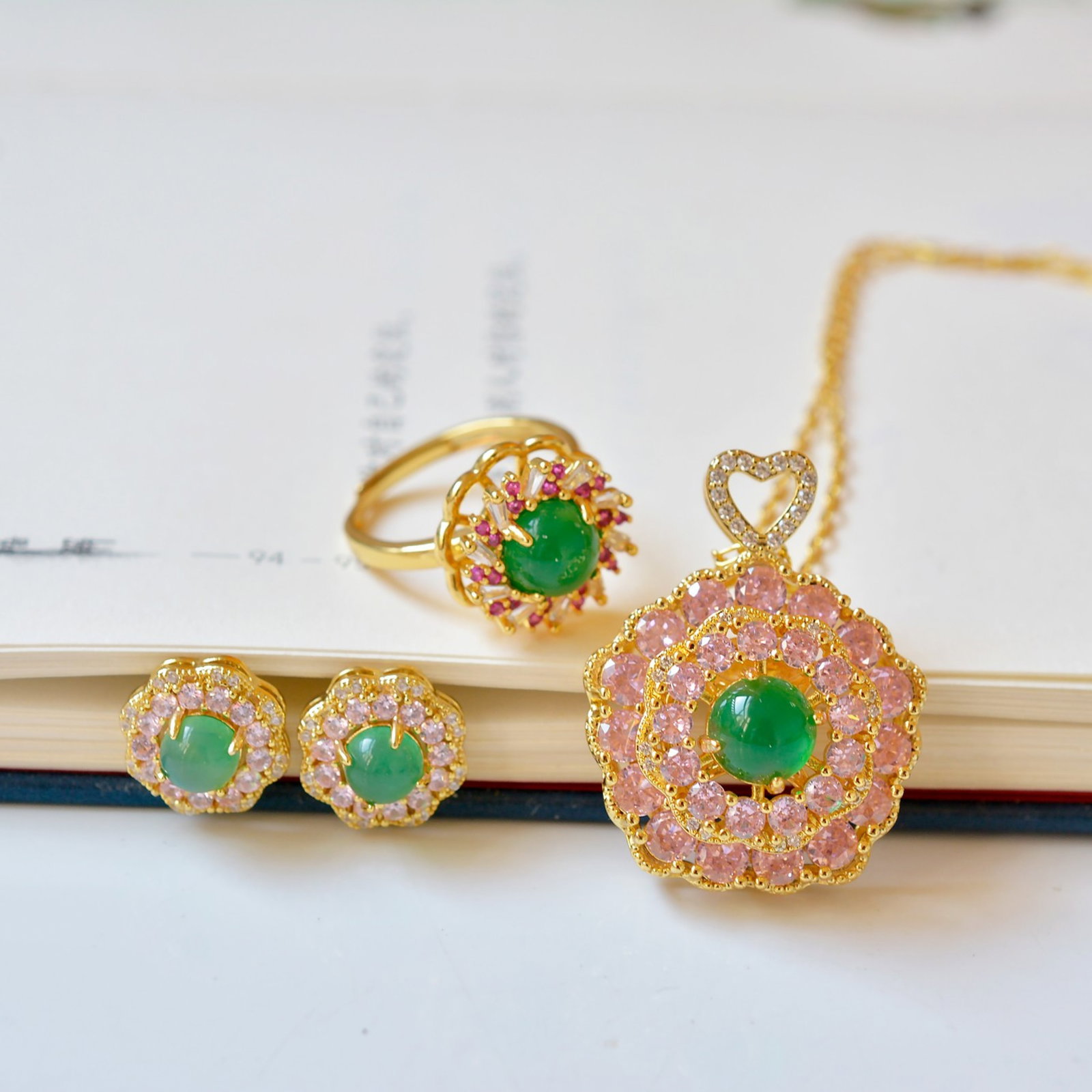 A Set of Fine Jewelrys,Inlaid Diamond: A Set of Fine Jewelrys Size:8mmx8mm,6mmx6mm,8mmx8mm 一套首饰