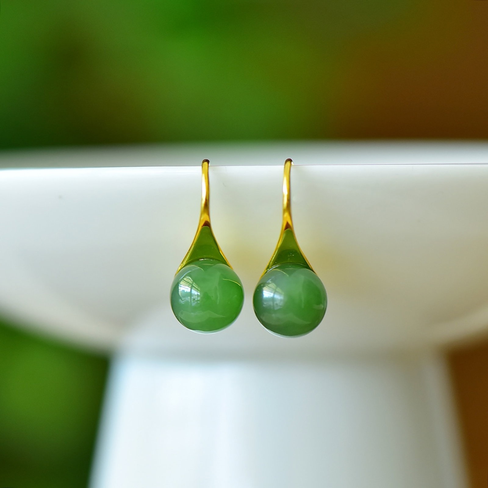 A Pair of Exquisite Sterling Silver-Gold Plated Inlaid Jasper Earrings: A Pair of Exquisite Sterling Silver-Gold Plated Inlaid Jasper Earrings Size:10mmx10mm 一对纯银镀金镶碧玉耳钉