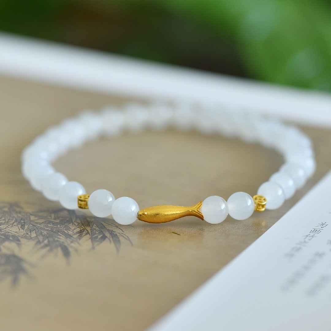 An Exquisite White Jade Bracelets: An Exquisite White Jade Bracelets 白玉手串