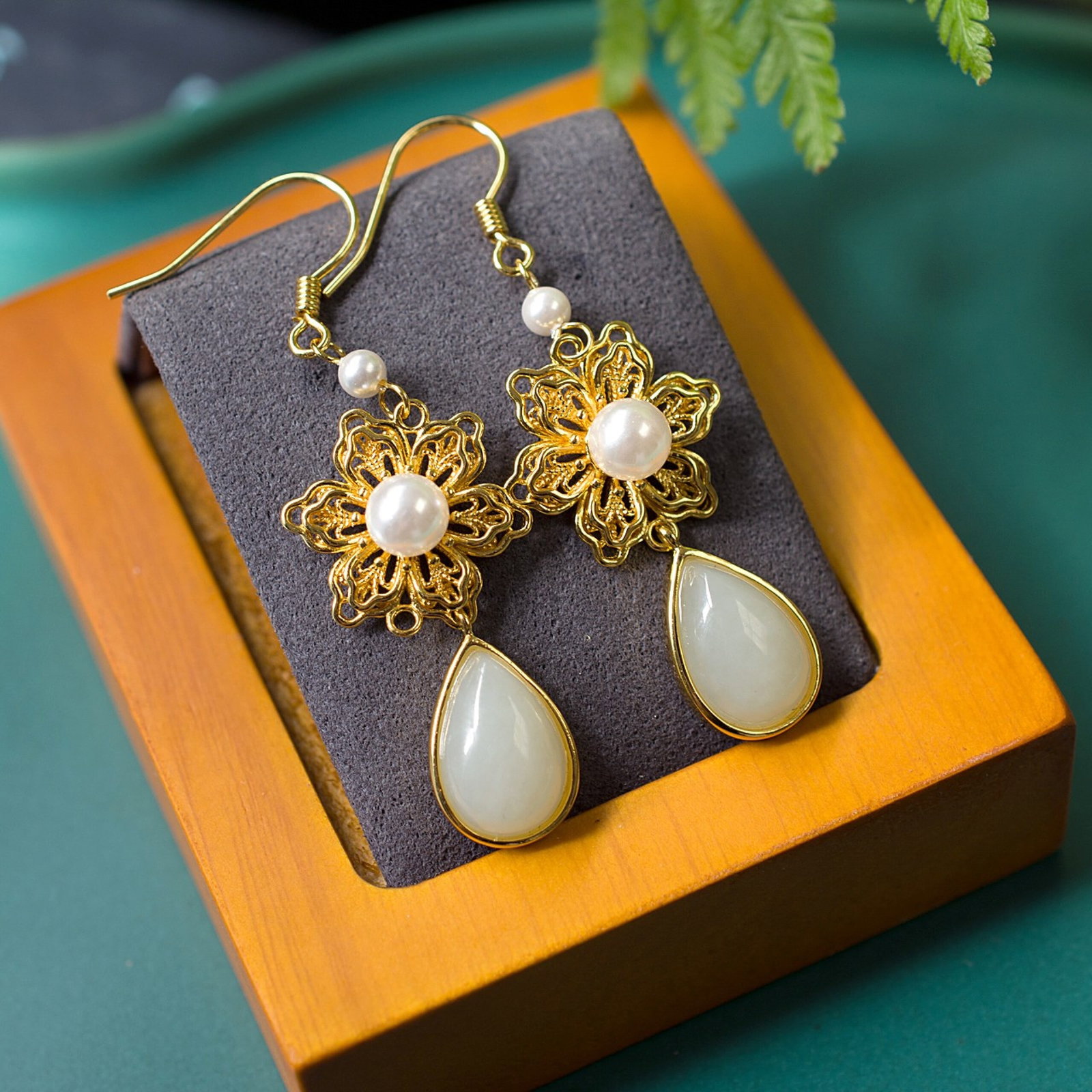 A Pair of Exquisite Sterling Silver-Gold Plated Inlaid White Jade Earrings,Inlaid Pearls: A Pair of Exquisite Sterling Silver-Gold Plated Inlaid White Jade Earrings,Inlaid Pearls,Size:7mmx11mm 一对纯银镀金镶白玉耳环,嵌