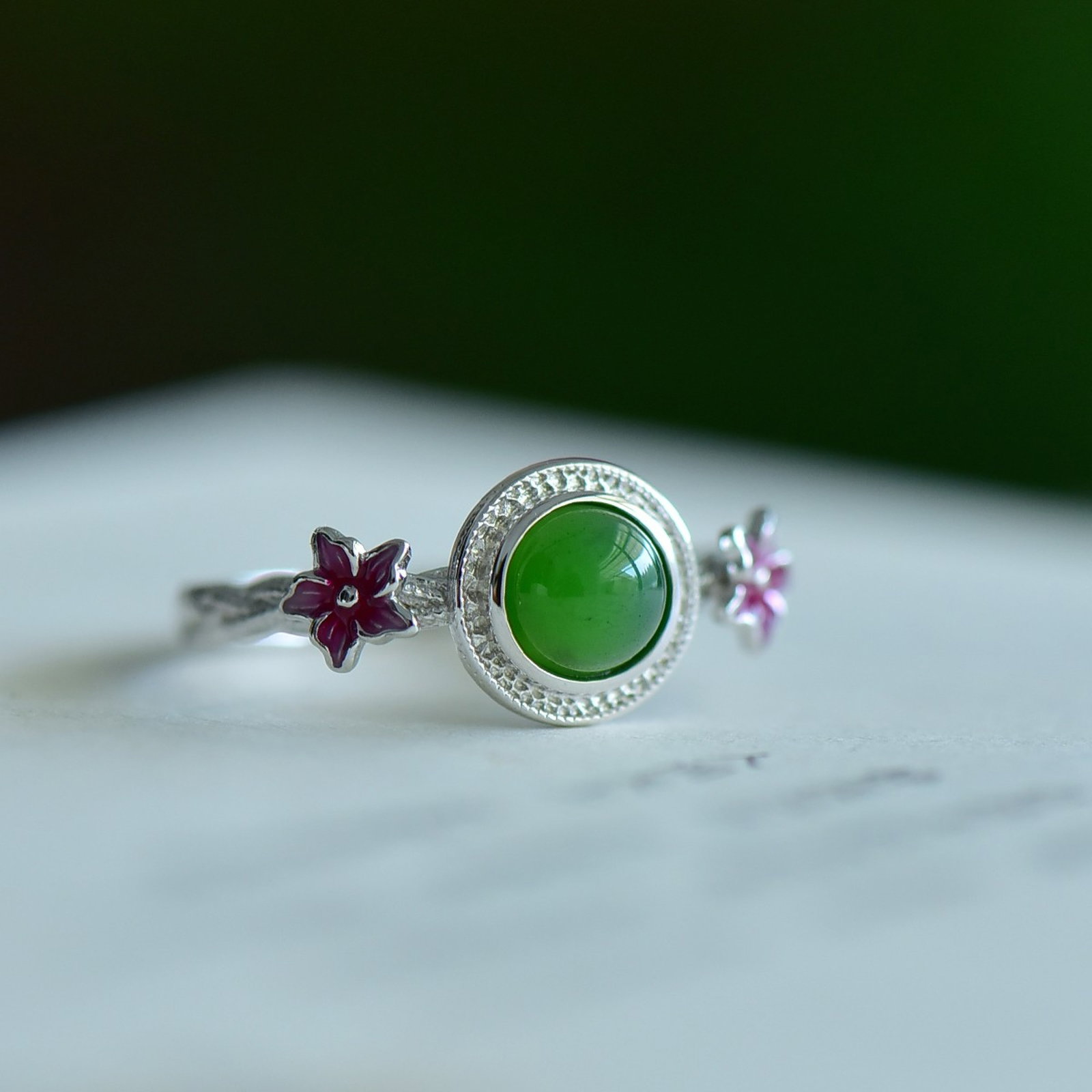 An Exquisite Sterling Silver Inlaid Jasper Ring: An Exquisite Sterling Silver Inlaid Jasper Ring,Size:6mmx6mm 纯银镶碧玉戒指