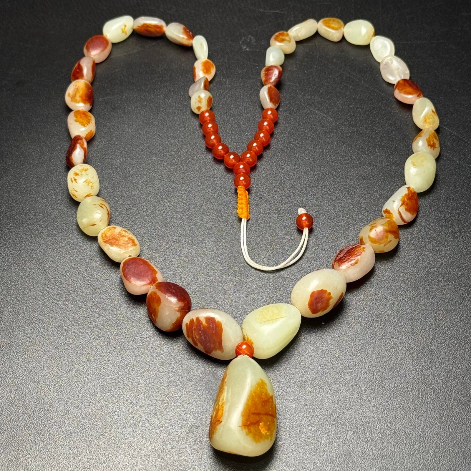 An Exquisite White Jade Necklace: An Exquisite White Jade Necklace,Qing Dynasty,China,Size:34mmx21mmx16mm,Total Weight:99g 白玉项链,中国清代