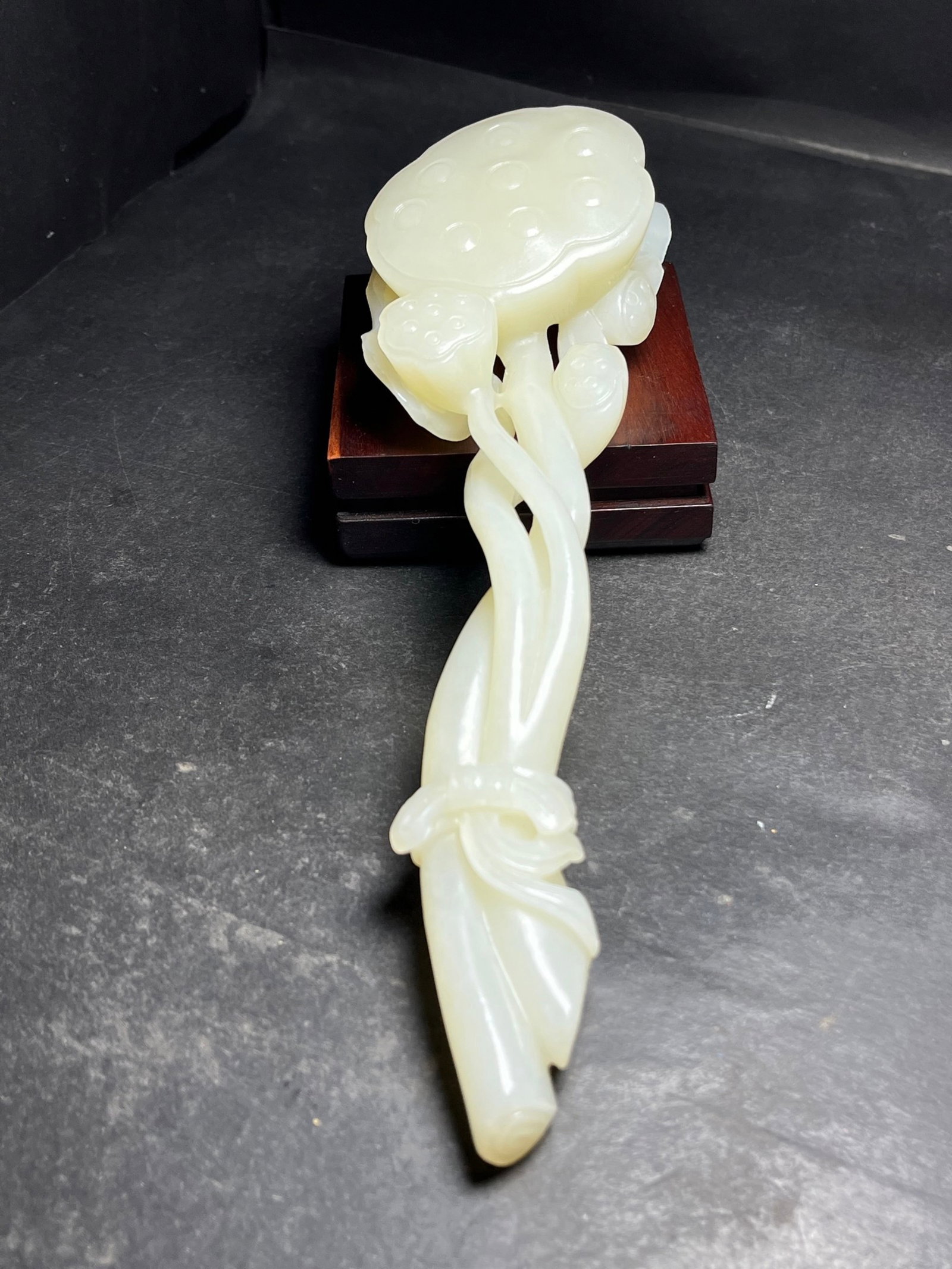 An Exquisite White Jade Lotus Pod-Shaped Ruyi: An Exquisite White Jade Lotus Pod-Shaped Ruyi,Qing Dynasty,China,Size:215mmx36mmx64mm,Weight:323g 白玉莲蓬形如意,中国清代