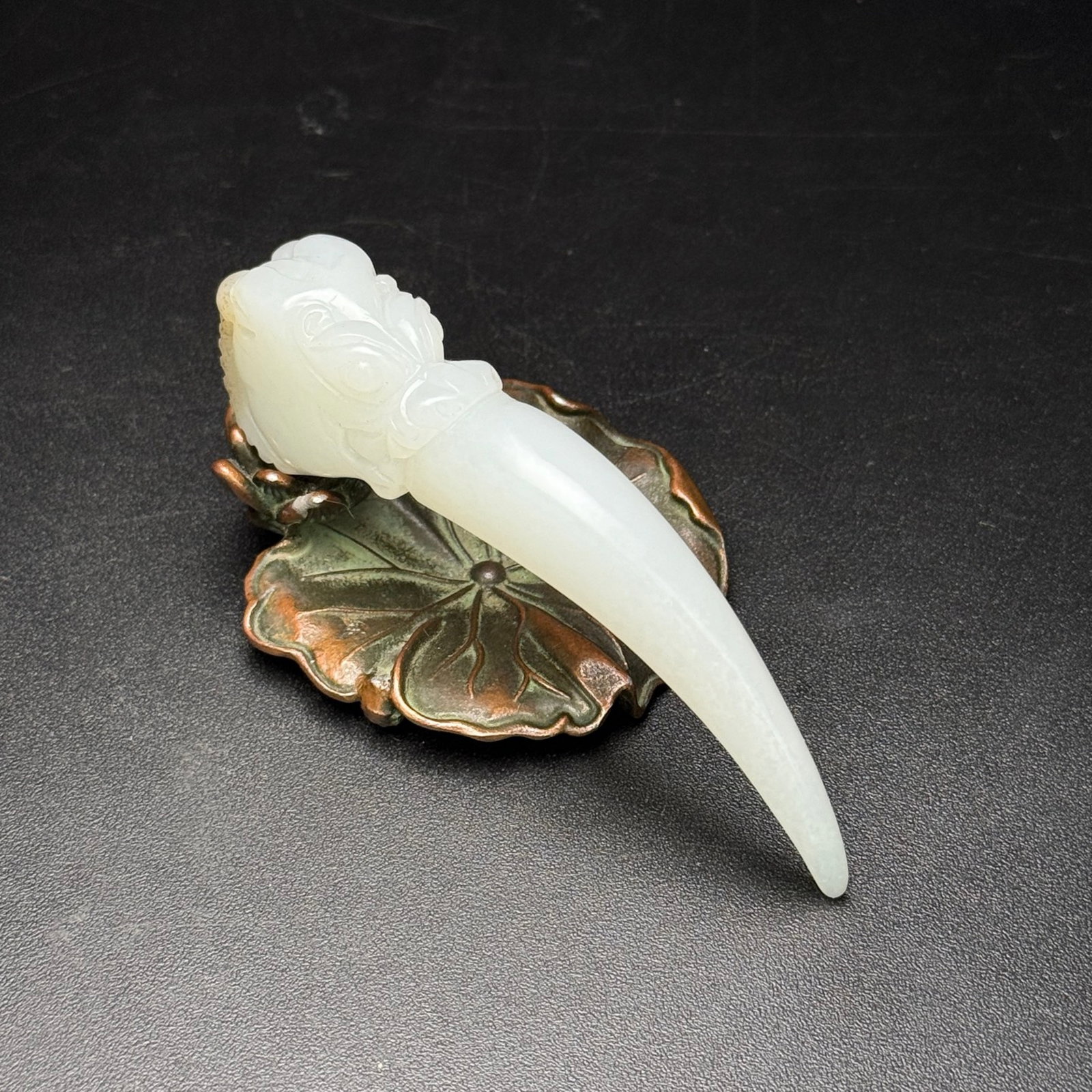 An Exquisite White Jade Dragon-head Pendant: An Exquisite White Jade Dragon-head Pendant,Qing Dynasty,China,Size:84mmx25mmx13mm,Weight:32g 白玉龙首挂件,中国清代