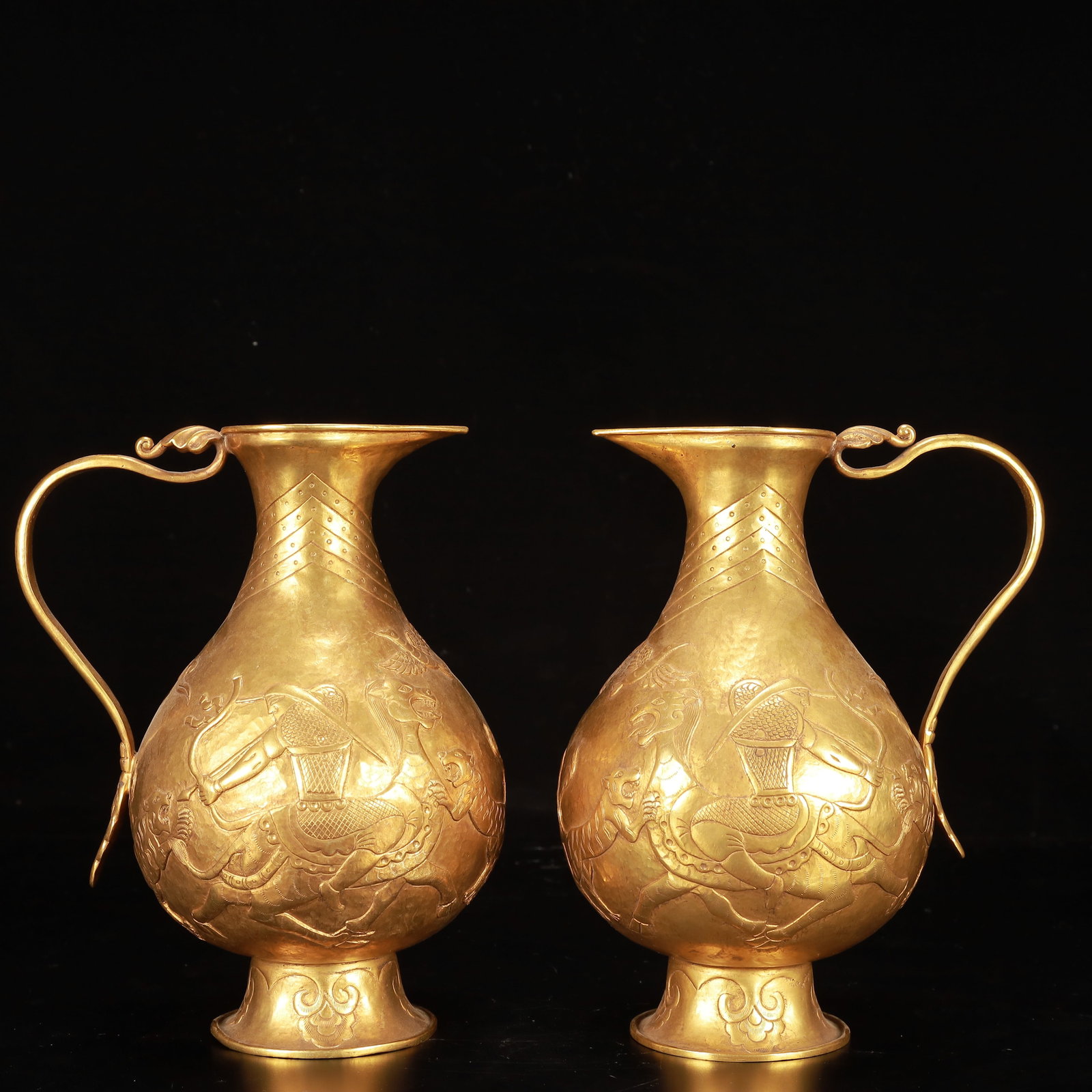 A Pair of Exquisite Gilt Bronze Hunting Pattern Ewers: A Pair of Exquisite Gilt Bronze Hunting Pattern Ewers,Qing Dynasty, China,Size:6.7inx5.5inx7.9in,Weight:1250g 一对铜鎏金狩猎图执壶,中&