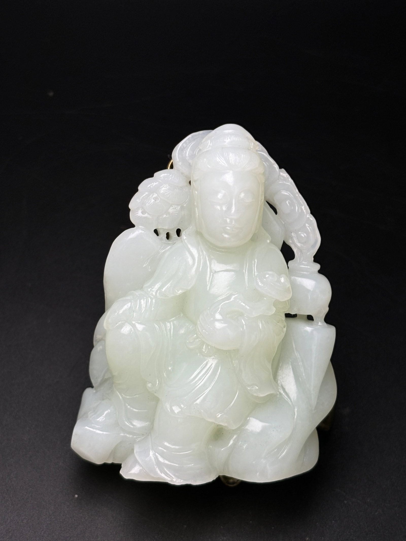 An Exquisite White Jade Statue of Avalokitesvara Ornament: An Exquisite White Jade Statue of Avalokitesvara Ornament,Qing Dynasty,China,Size:85mmx67mmx27mm,Weight:221g 白玉观音像摆件,中国清代