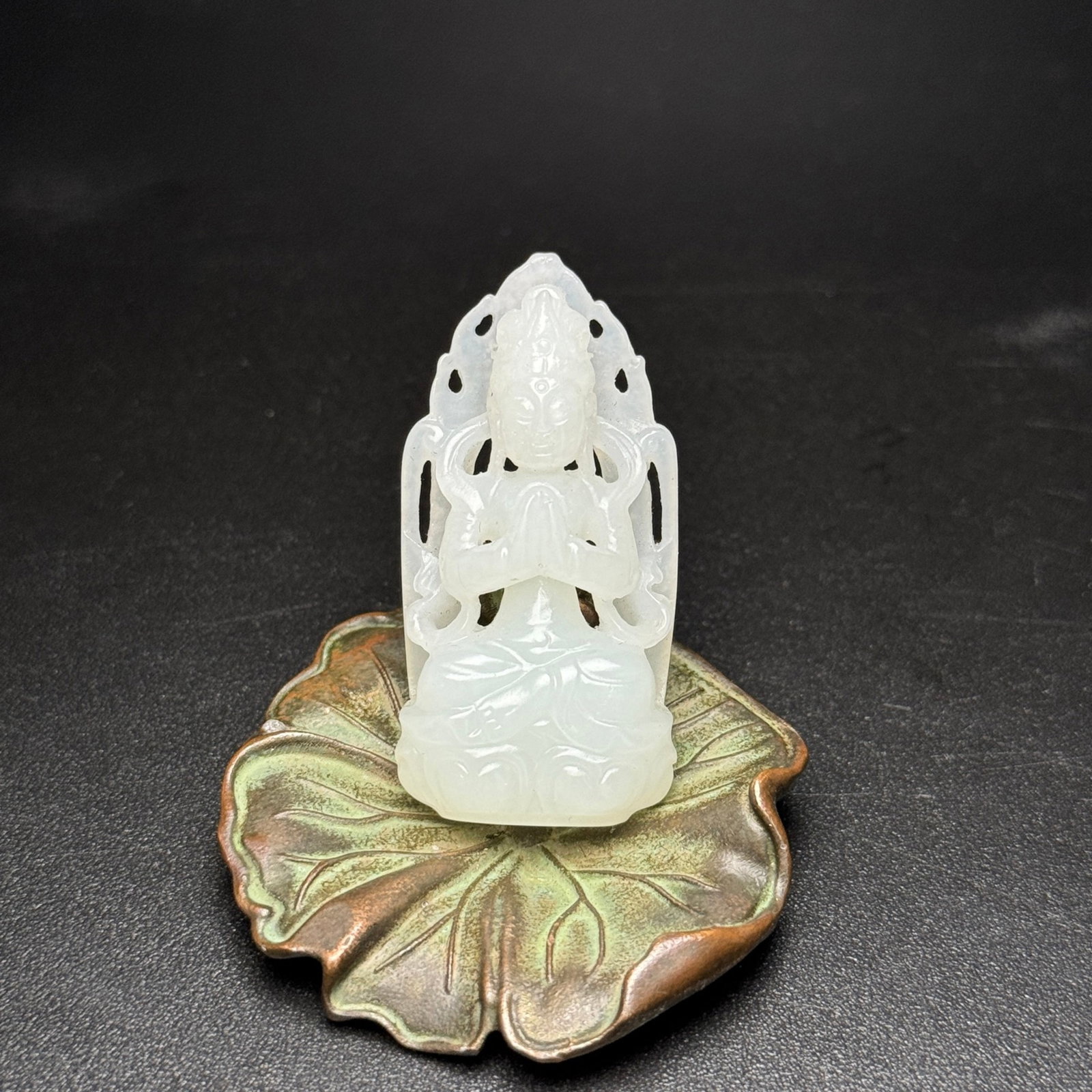 An Exquisite White Jade Statue of Avalokitesvara Pendant: An Exquisite White Jade Statue of Avalokitesvara Pendant,Qing Dynasty,China,Size:23mmx47mmx12mm,Weight:15g 白玉观音像挂件,中国清代