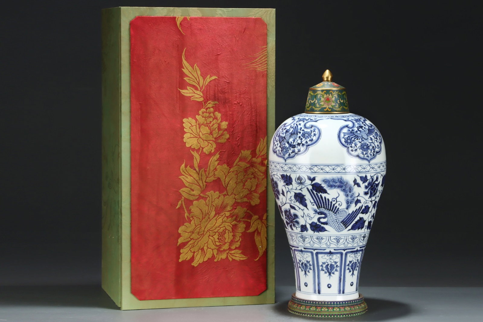 A Huge Blue and White Flower and Bird Pattern Bottle: A Huge Blue and White Flower and Bird Pattern Bottle,Yuan Dynasty, China,Size:19.7inx9.8in 青花花鸟纹盖瓶,中国元代