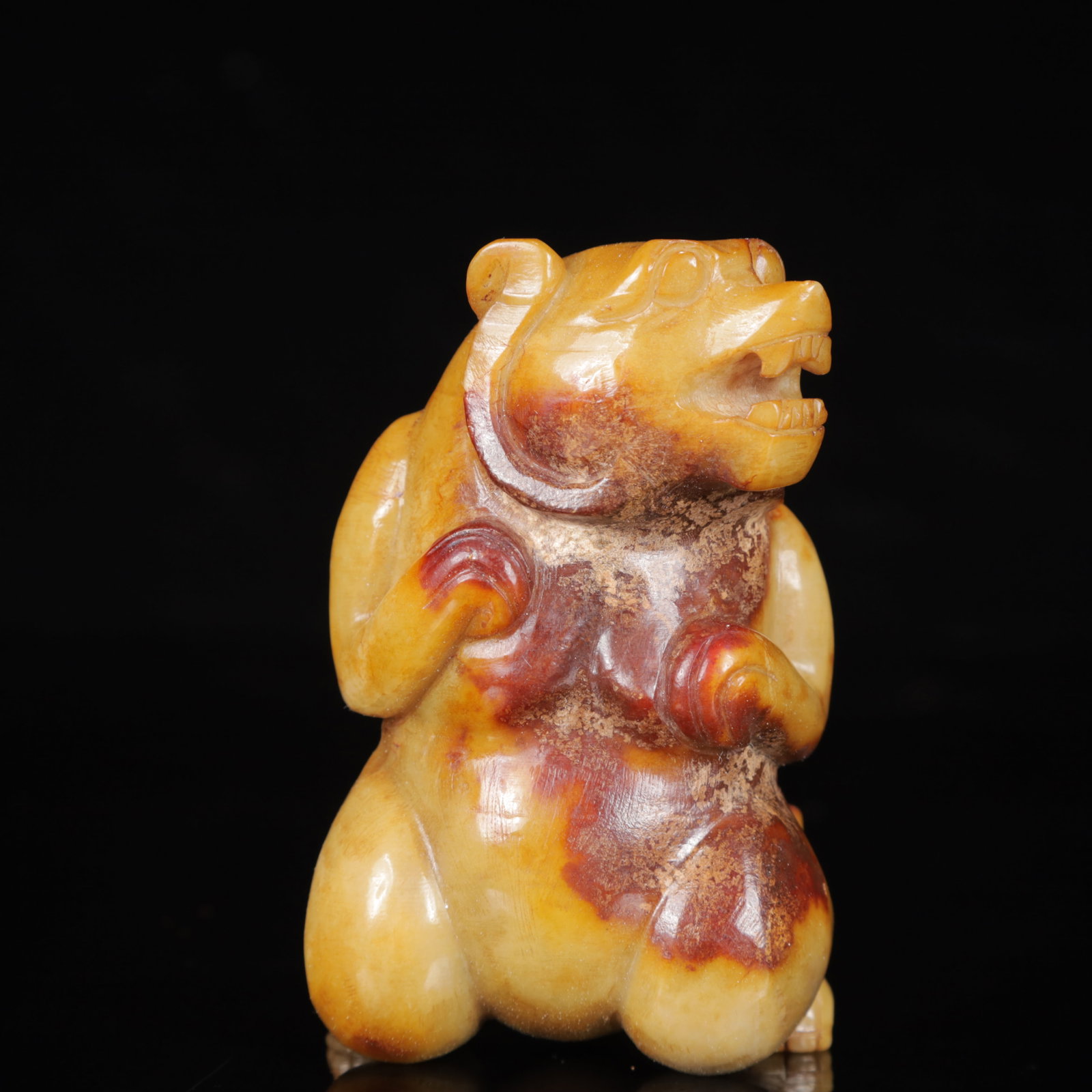 An Exquisite White Jade Auspicious Beast Ornament: An Exquisite White Jade Auspicious Beast Ornament,Qing Dynasty,China,Size:2.4inx1.6inx3.1in,Weight:351g 白玉瑞兽摆件,中国清代