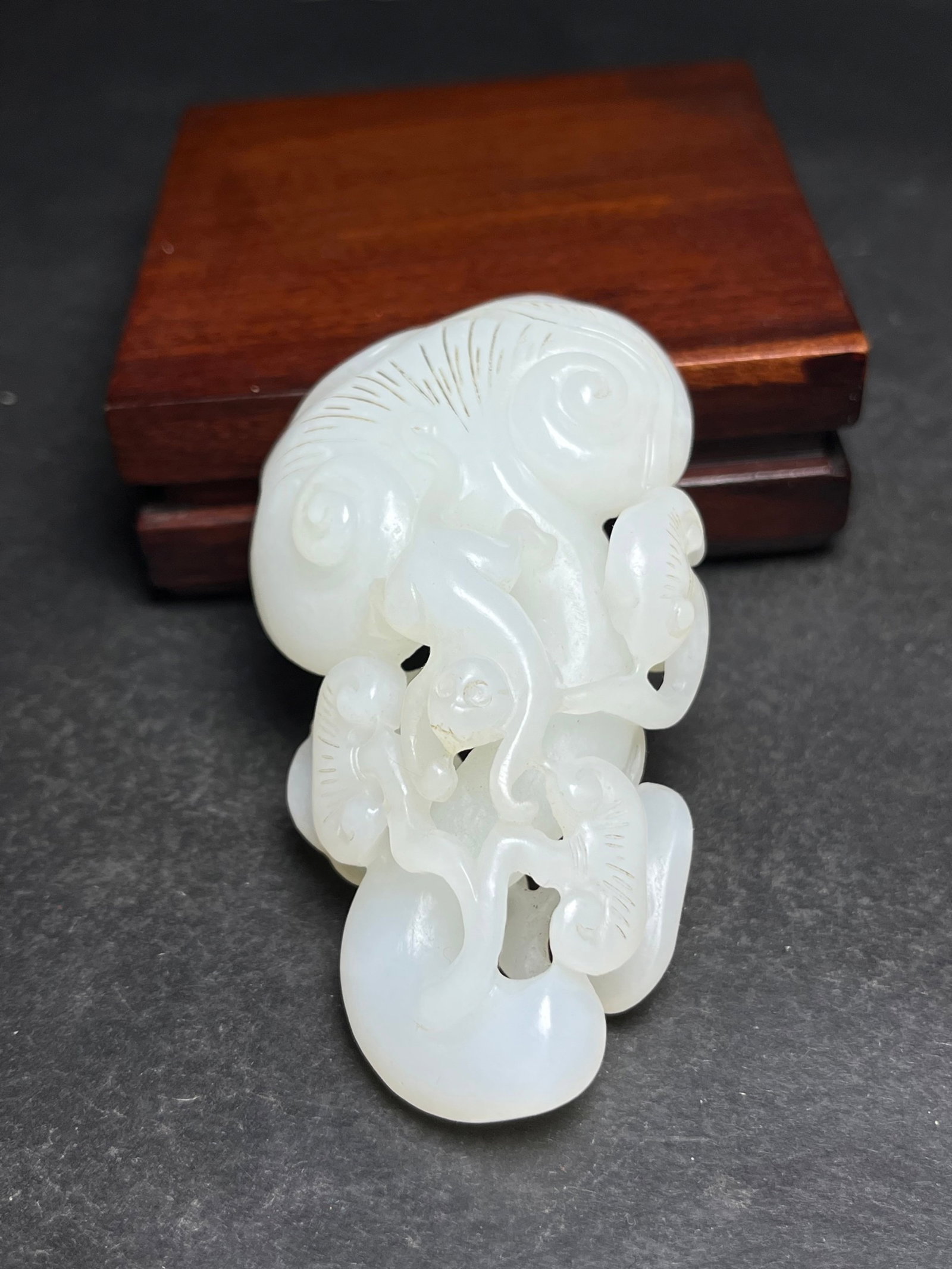 An Exquisite White Jade Ganoderma lucidum Hand Piece: An Exquisite White Jade Ganoderma lucidum Hand Piece,Qing Dynasty,China,Size:45mmx25mmx81mm,Weight:76g 白玉灵芝手把件,中国清代