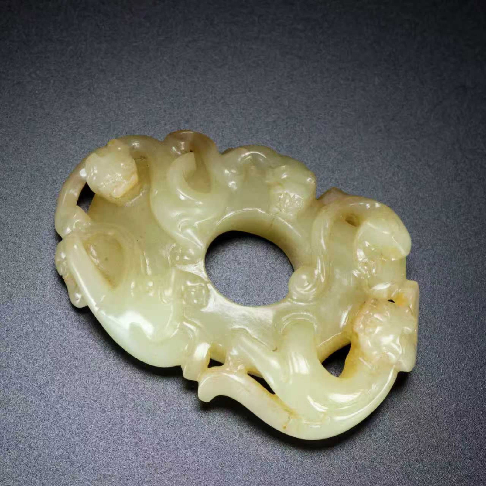 An Exquisite White Jade Chi-Dragon Pattern Pendant: An Exquisite White Jade Chi-Dragon Pattern Pendant,Qing Dynasty,China,Size:2.8inx2inx0.8in,Weight:70g 白玉螭龙纹挂件,中国清代