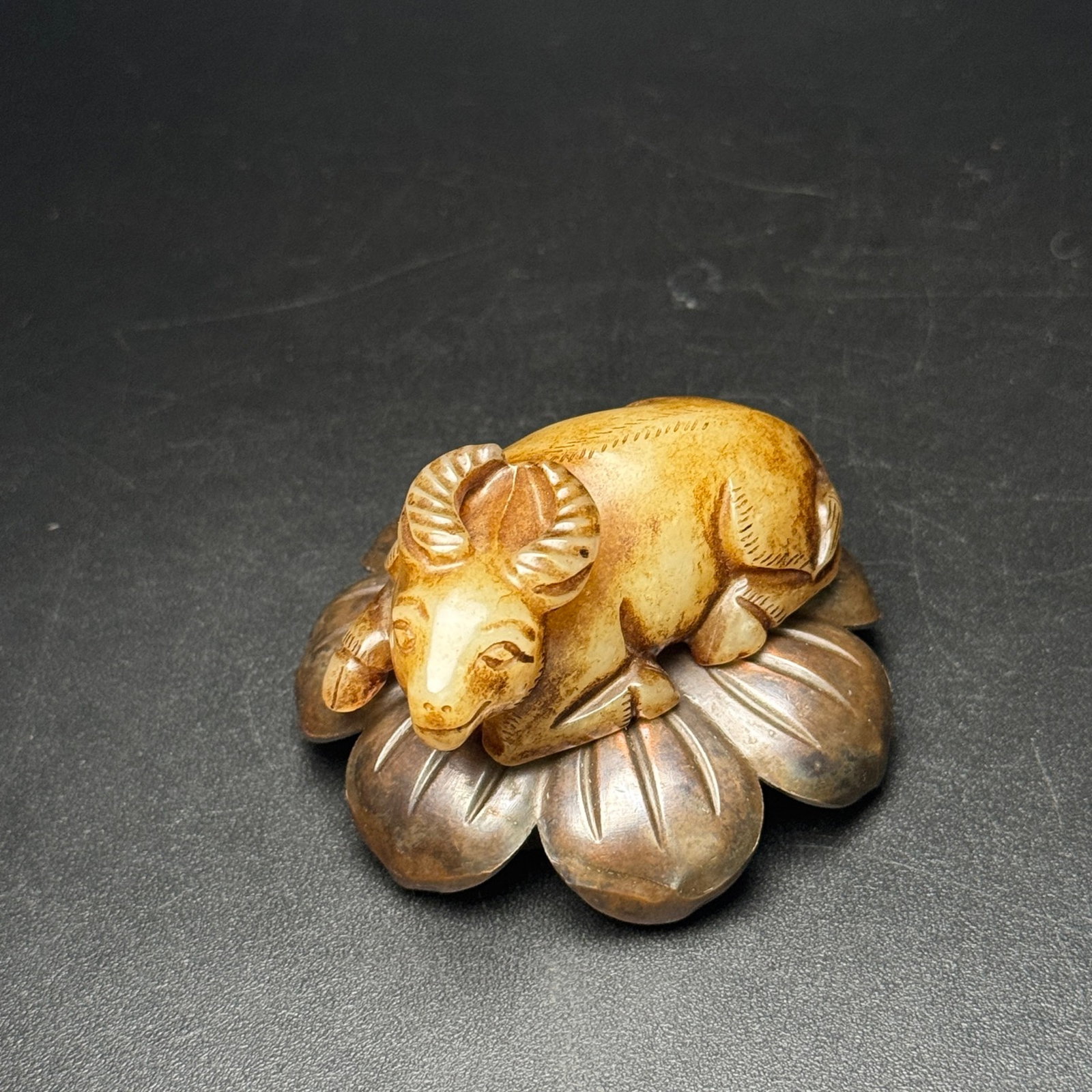 An Exquisite White Jade Buffalo Hand Piece: An Exquisite White Jade Buffalo Hand Piece,Qing Dynasty,China,Size:56mmx31mmx24mm,Weight:55g 白玉牛手把件,中国清代
