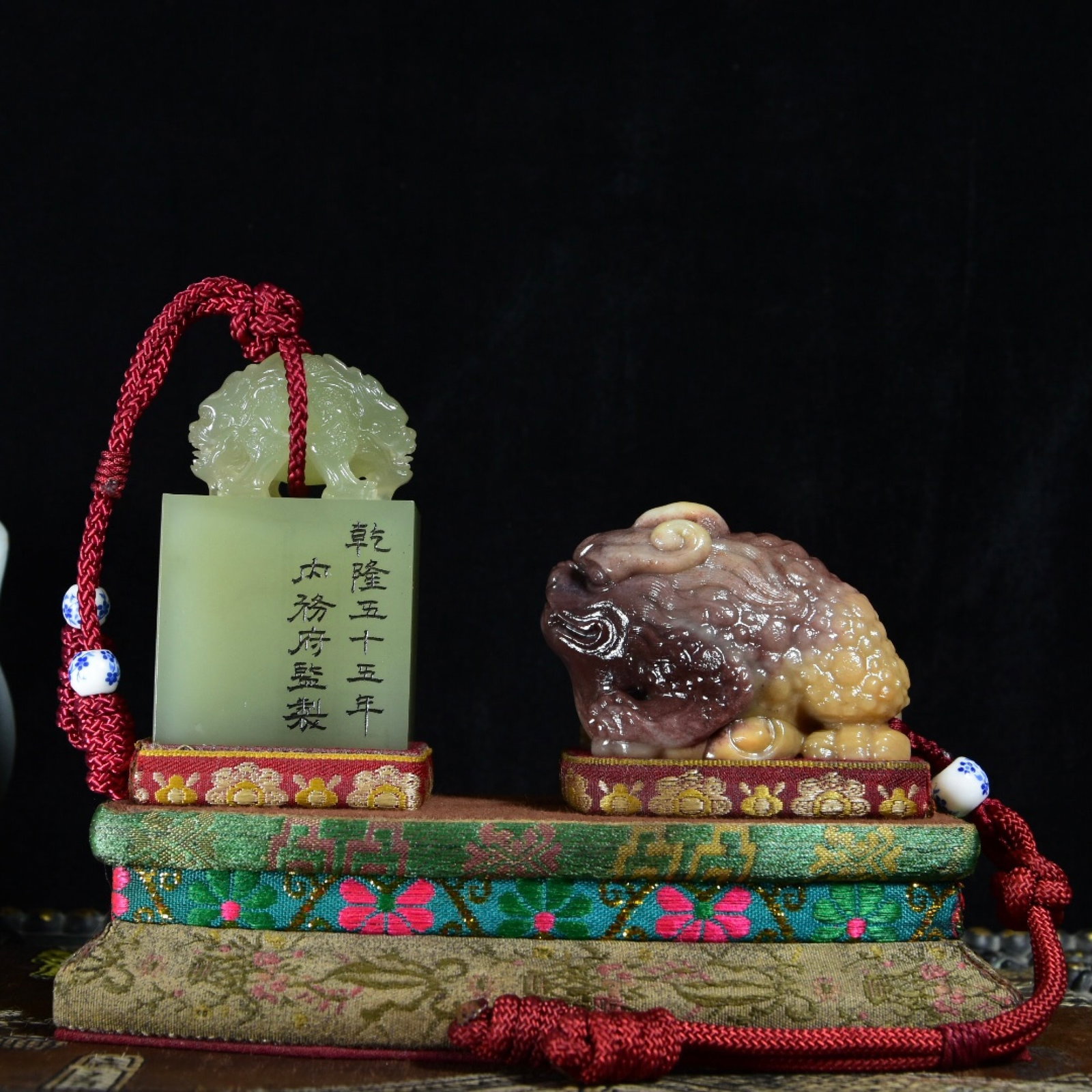 An Exquisite Shoushan Stone Seal,With Auspicious Beast Ornament: An Exquisite Shoushan Stone Seal,With Auspicious Beast Ornament,Qing Dynasty,China,Qianlong Mark,Size:3inx1.7inx1.3in,2inx2.8inx1.9in,Total Weight:366g 寿山石印章,带