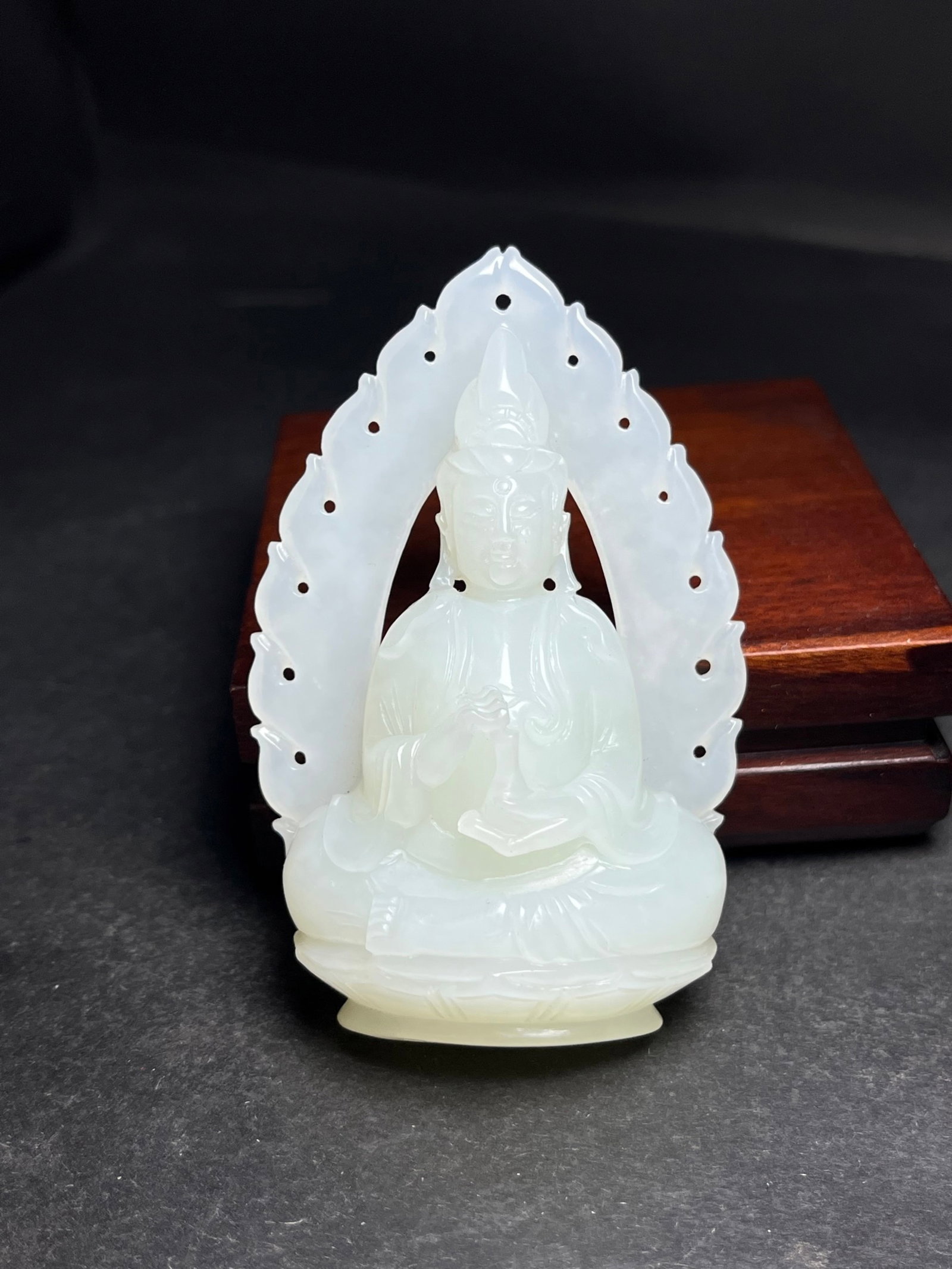 An Exquisite White Jade Statue of Avalokitesvara Pendant: An Exquisite White Jade Statue of Avalokitesvara Pendant,Qing Dynasty,China,Size:74mmx19mmx46mm,Weight:82g 白玉观音像挂件,中国清代
