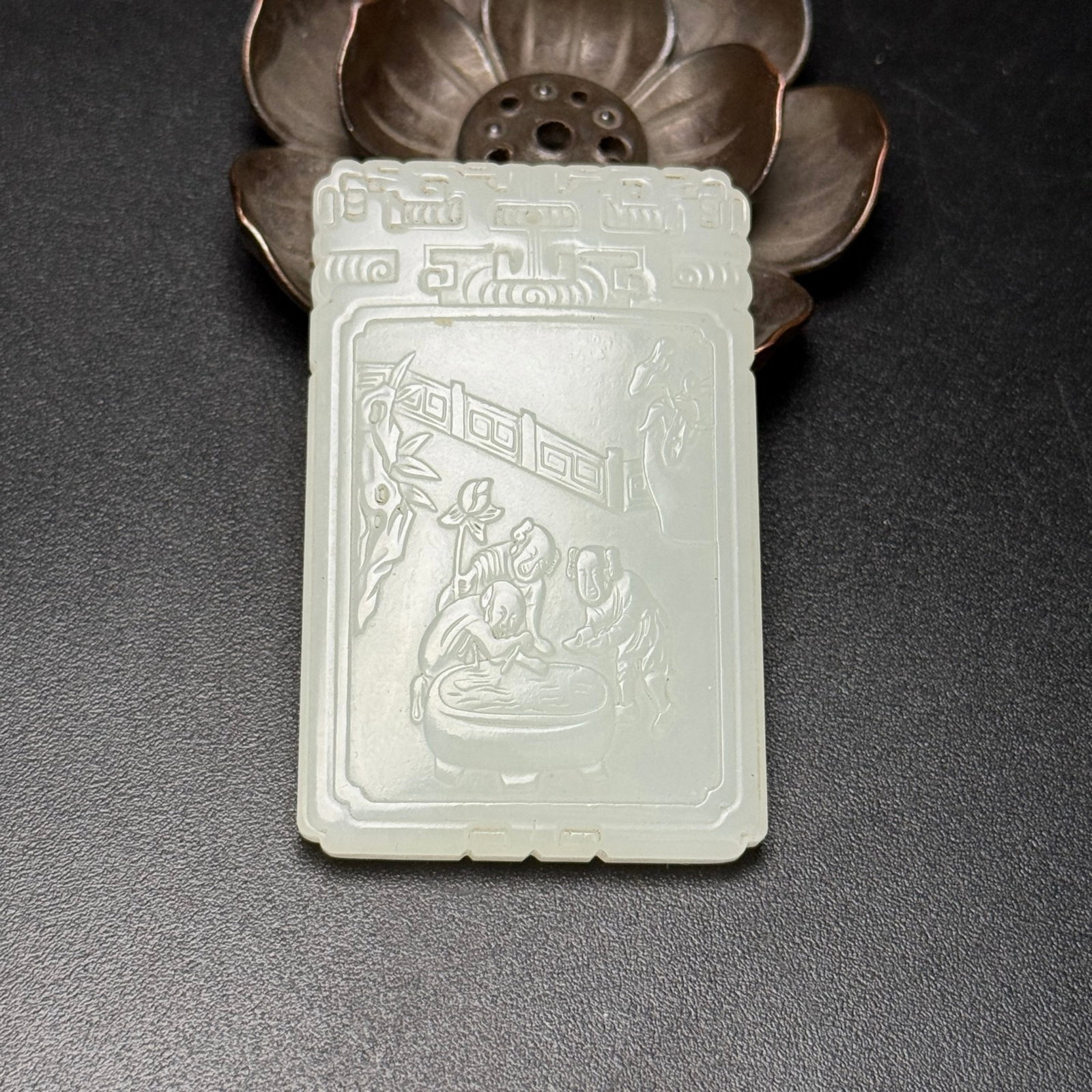 An Exquisite White Jade Lotus and Figure Pattern Pendant: An Exquisite White Jade Lotus and Figure Pattern Pendant,Qing Dynasty,China,Size:39mmx61mmx7mm,Weight:38g 白玉莲花人物纹挂件,中国ę