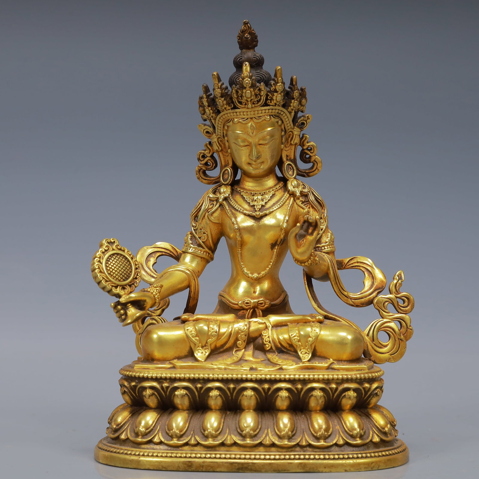 An Exquisite Gilt Bronze Statue of Tara: An Exquisite Gilt Bronze Statue of Tara,Ming Dynasty, China,Yongle Six-character Mark,Size:3.9inx3.1inx5.9in,Weight:1250g 铜鎏金度母像,中国明É