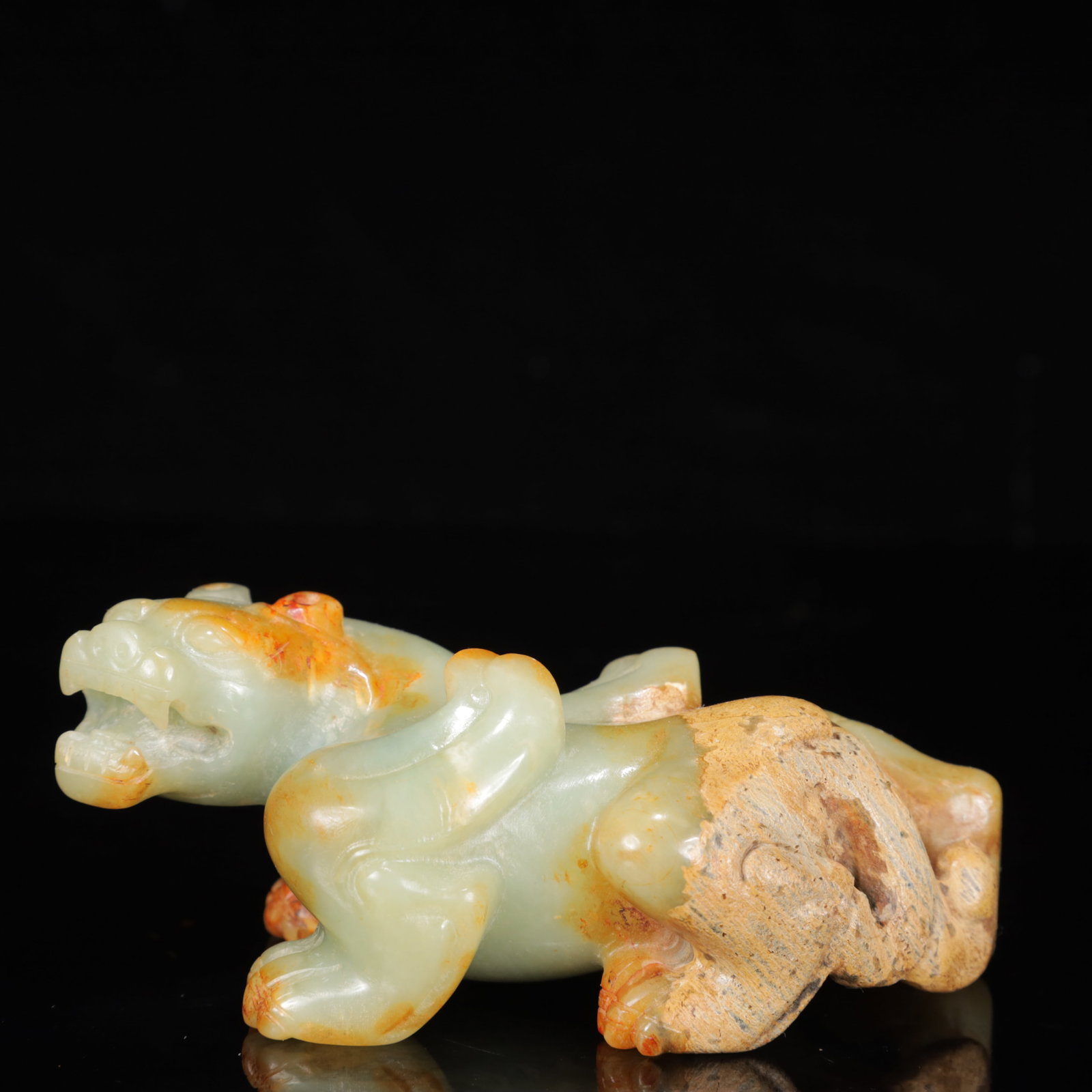 An Exquisite White Jade Lion Ornament: An Exquisite White Jade Lion Ornament,Qing Dynasty,China,Size:4.7inx2.4inx2in,Weight:419g 白玉狮子摆件,中国清代
