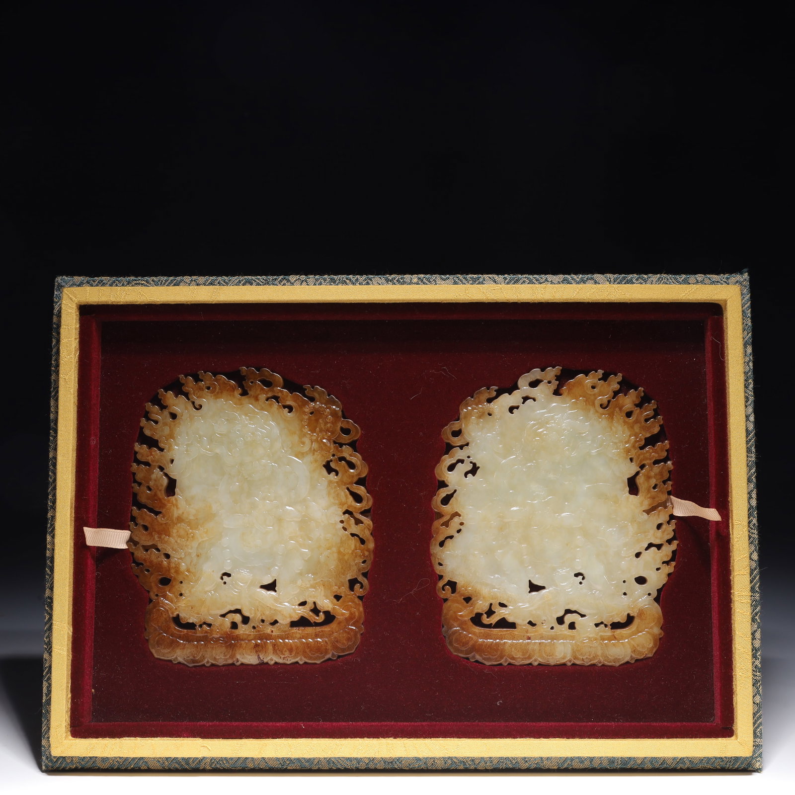 A Pair of Exquisite White Jade Dragon Pattern Pendant: A Pair of Exquisite White Jade Dragon Pattern Pendant,Han Dynasty, China,Size:4.3inx0.2inx3.5in,Weight:222.1g 一对白玉龙纹佩,中国汉代