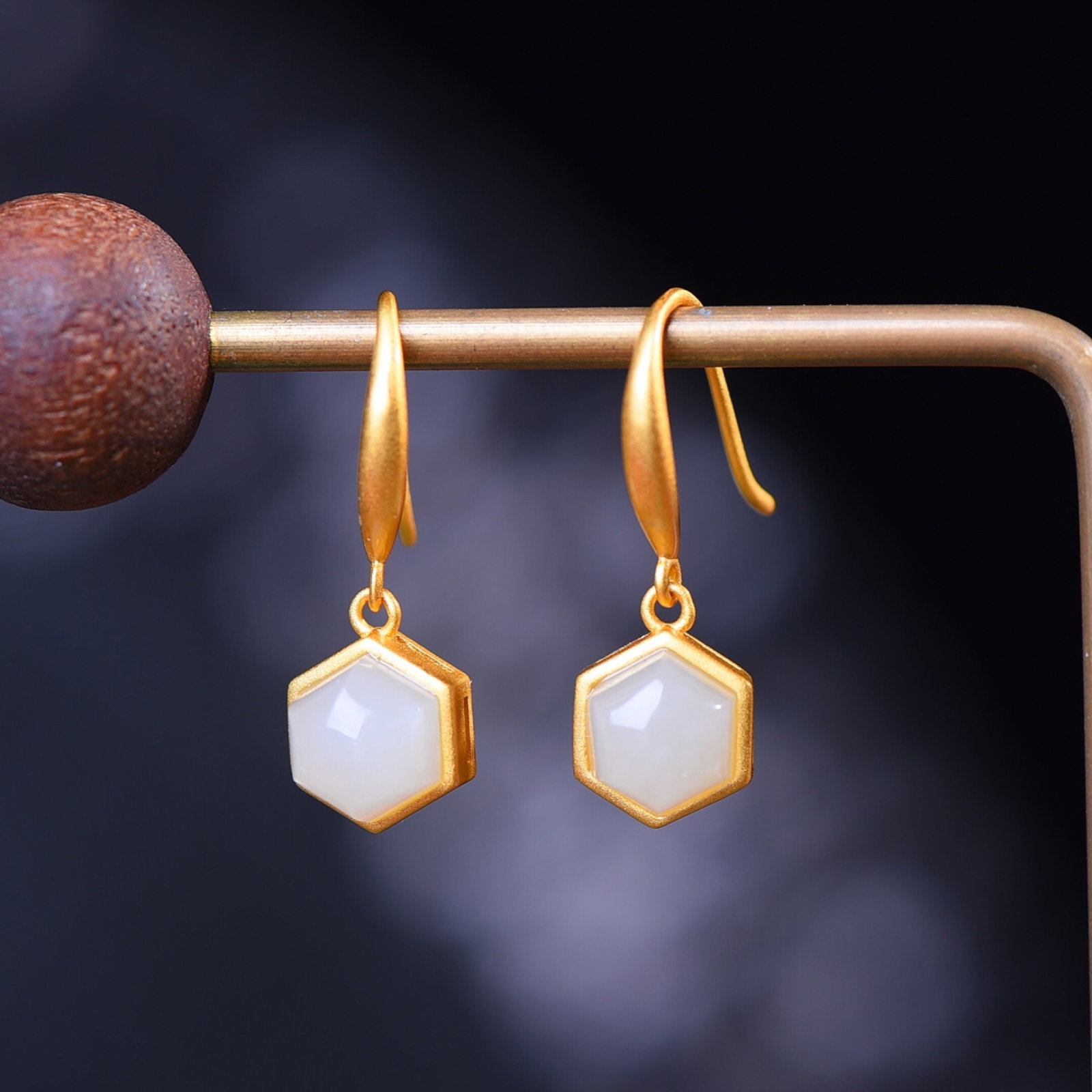 A Pair of Exquisite Sterling Silver-Gold Plated Inlaid White Jade Earrings: A Pair of Exquisite Sterling Silver-Gold Plated Inlaid White Jade Earrings,Size:8mmx8mm 一对纯银镀金镶白玉耳环