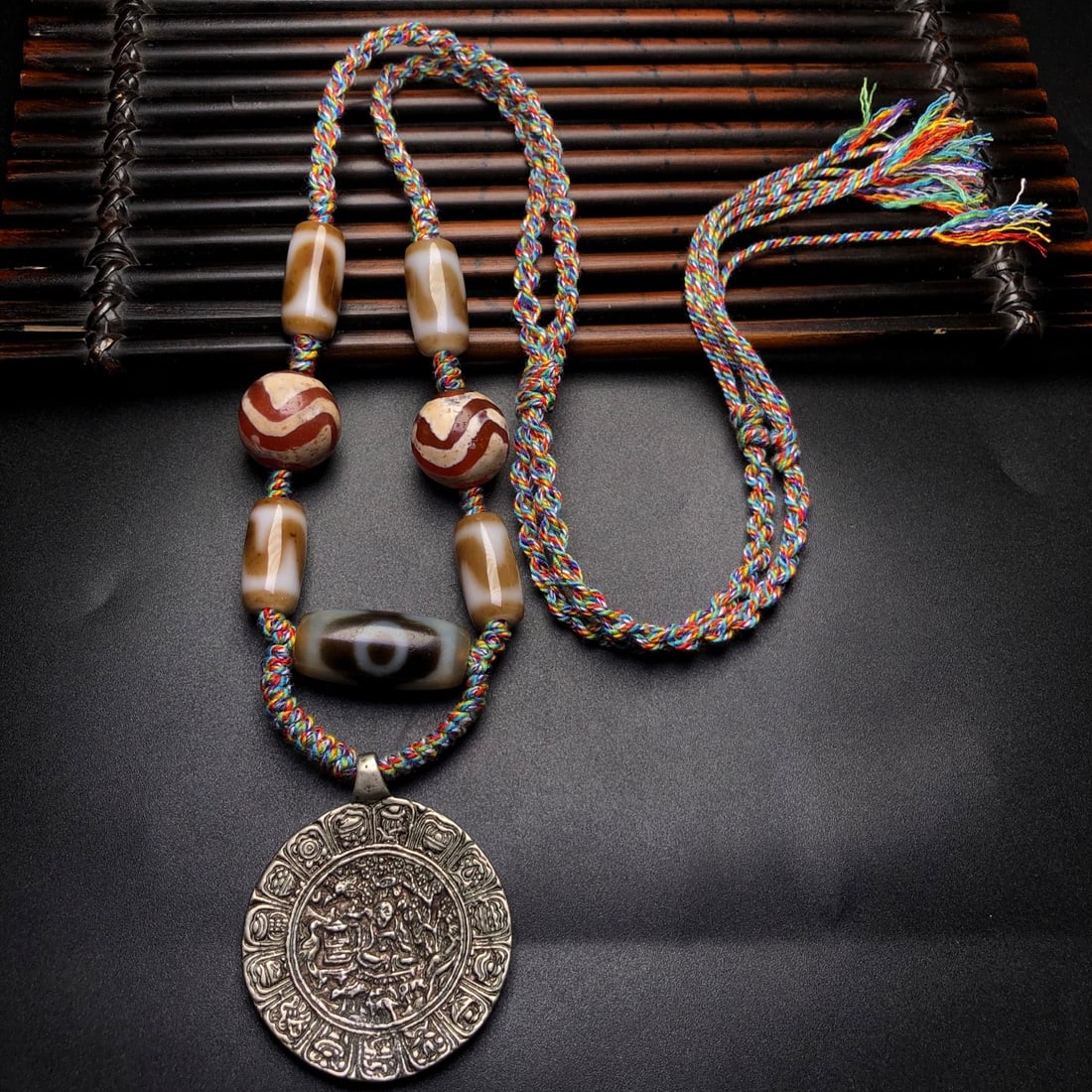 An Exquisite Silver Pendant,With Dzi Bead: An Exquisite Silver Pendant,With Dzi Bead,Size:40mmx3mm 银挂件,配天珠