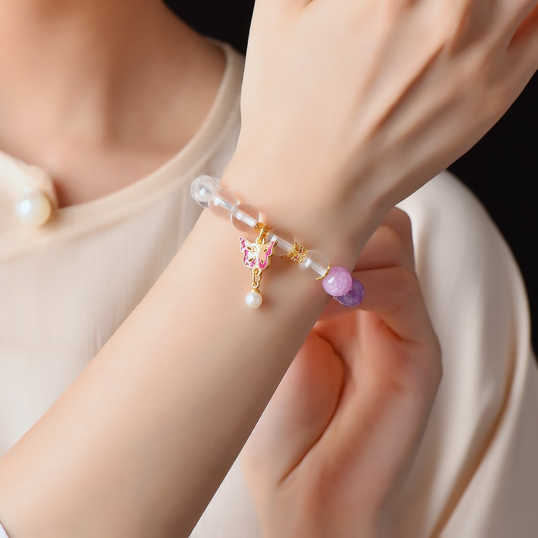 An Exquisite Crystal Hotan Jade Bracelets: An Exquisite Crystal Hotan Jade Bracelets,Size:8mmx8mm 寓意:招财纳福 水晶和田玉手串