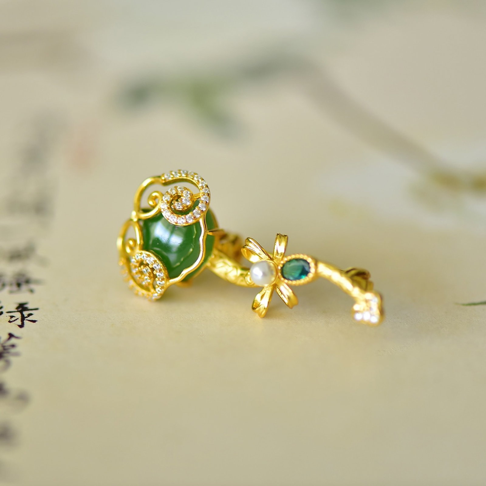 An Exquisite Sterling Silver-Gold Plated Inlaid Jasper Brooch,Inlaid Diamond: An Exquisite Sterling Silver-Gold Plated Inlaid Jasper Brooch,Inlaid Diamond,Size:10mmx12mm 纯银镀金镶碧玉胸针,嵌钻石