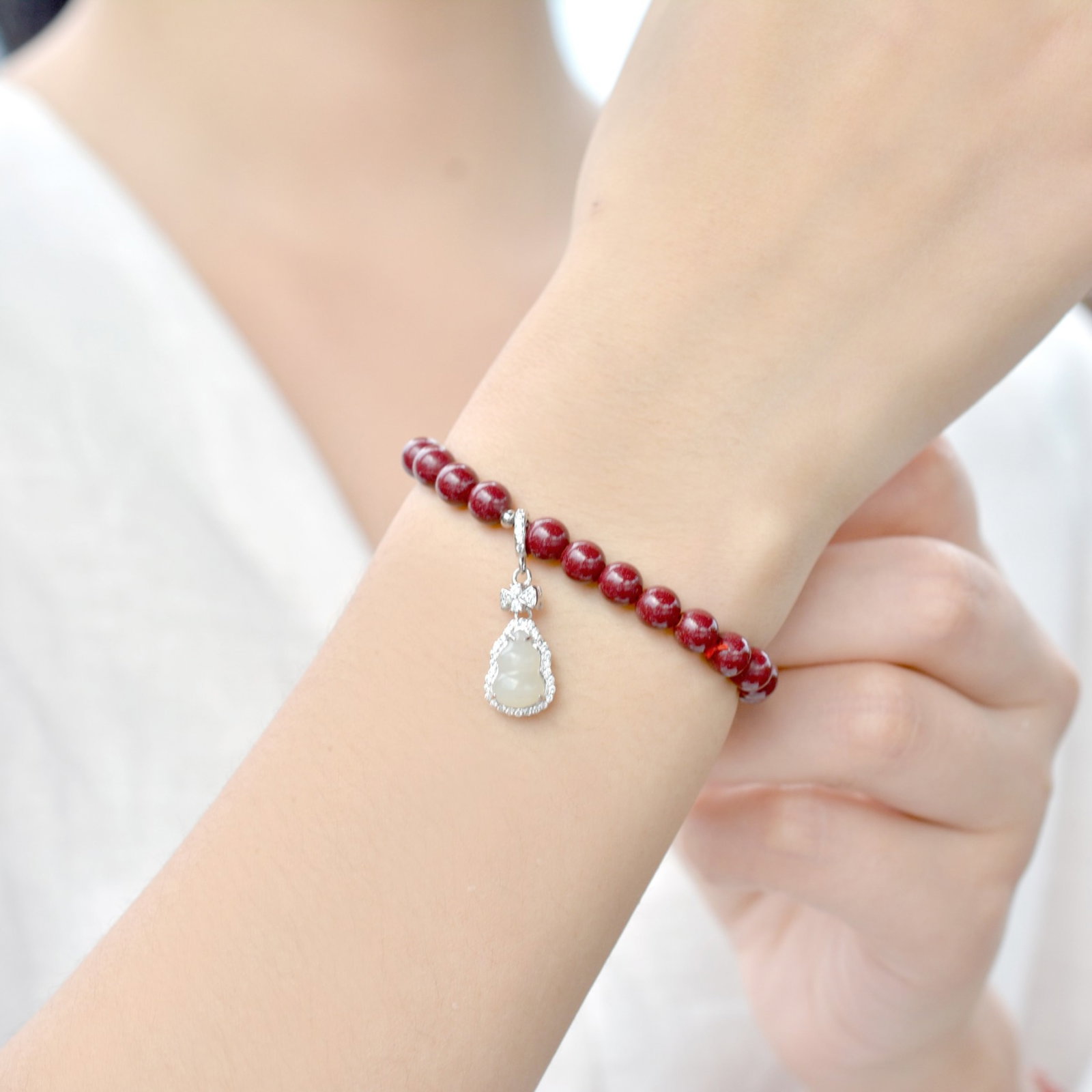 An Exquisite Cinnabar Bracelets,Inlaid White Jade: An Exquisite Cinnabar Bracelets,Inlaid White Jade,Size:6mmx6mm (寓意)吉祥招财喜庆、驱邪避凶 朱砂手ߑ
