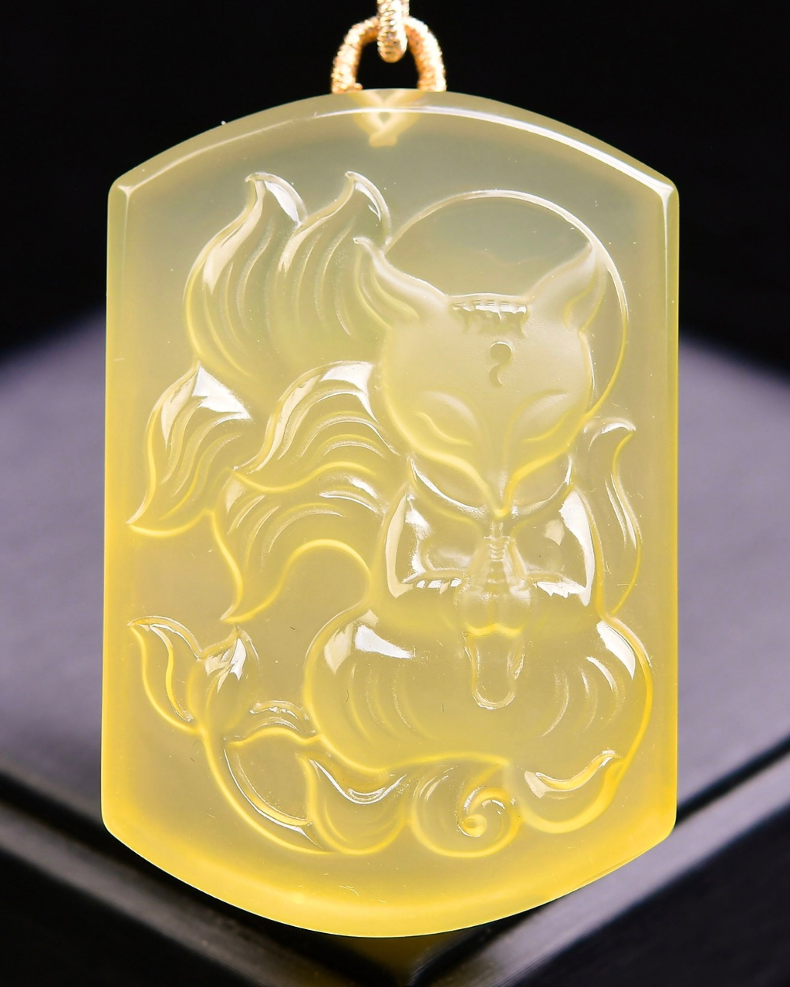 An Exquisite Crystal Nine-Tailed Fox Pattern Pendant: An Exquisite Crystal Nine-Tailed Fox Pattern Pendant,Size:61mmx41mmx16mm,Weight:83.2g 水晶九尾狐纹吊坠