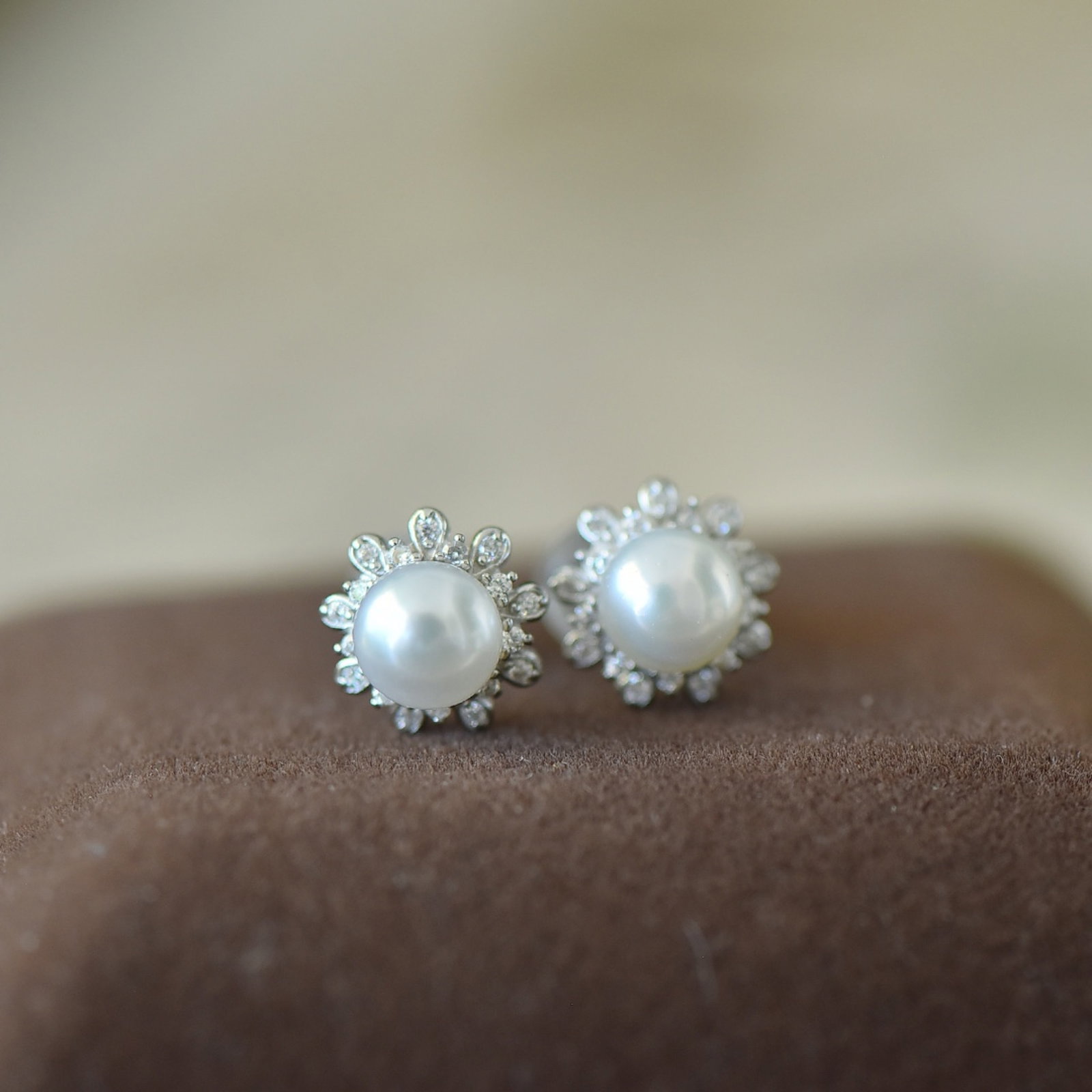 A Pair of Exquisite Sterling Silver Inlaid Pearls Earrings,Inlaid Gems: A Pair of Exquisite Sterling Silver Inlaid Pearls Earrings,Inlaid Gems Size:6mmx6mm 一对纯银镶珍珠耳钉,嵌宝石