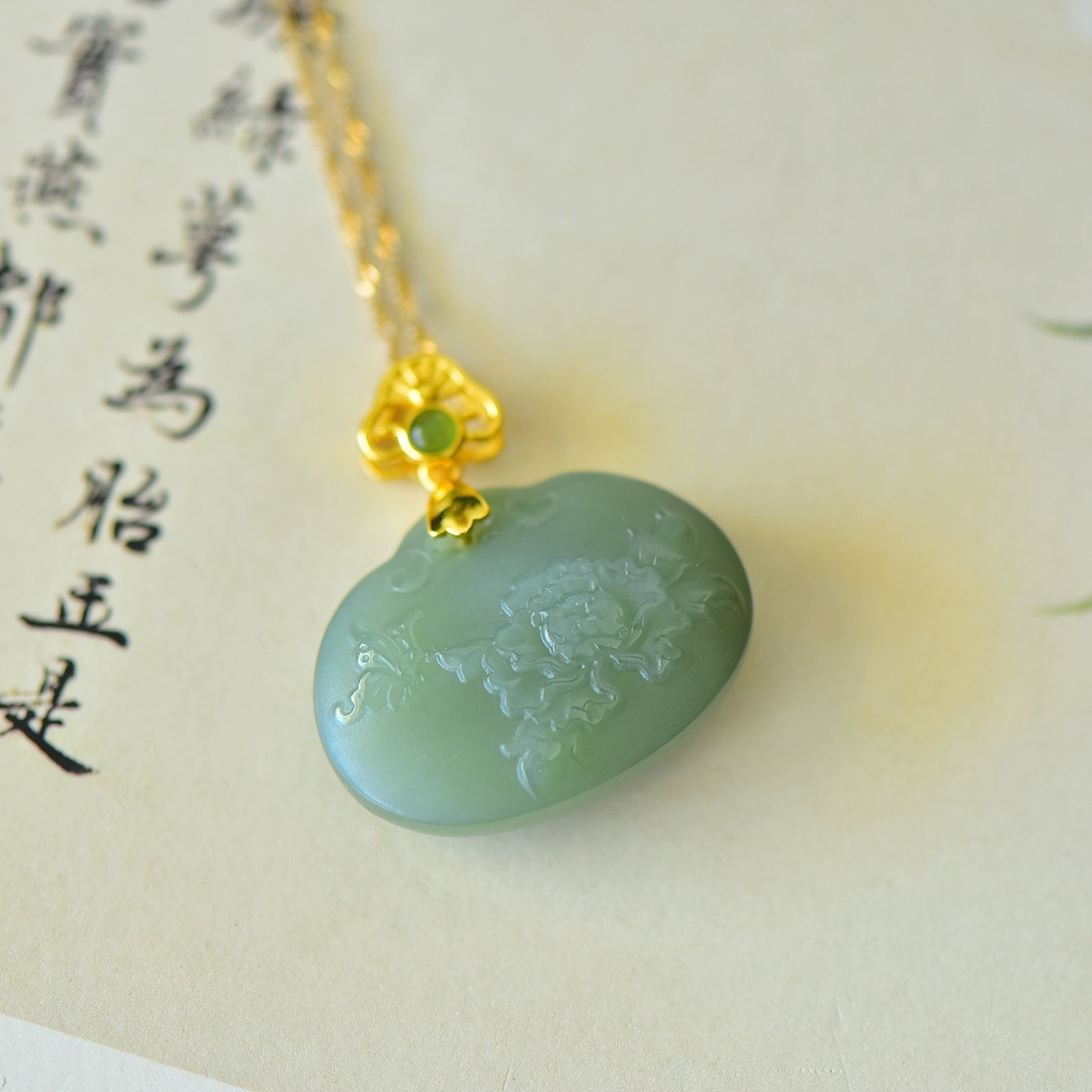 An Exquisite Sterling Silver-Gold Plated Inlaid Sapphire Pendant: An Exquisite Sterling Silver-Gold Plated Inlaid Sapphire Pendant Size:24mmx31mm 纯银镀金镶青玉吊坠
