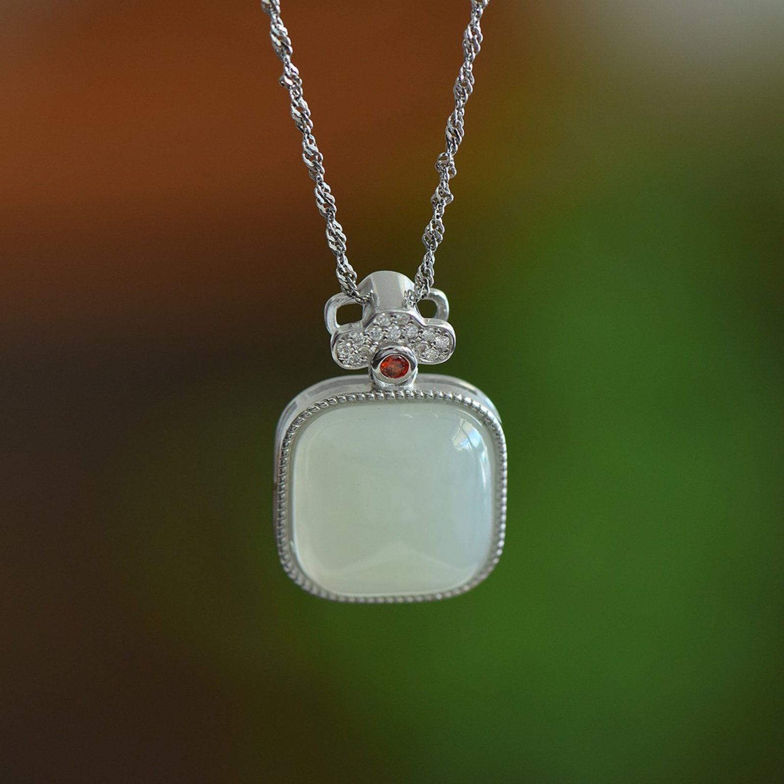 An Exquisite Sterling Silver Inlaid White Jade Pendant,Inlaid Diamond: An Exquisite Sterling Silver Inlaid White Jade Pendant,Inlaid Diamond 纯银镶白玉吊坠，嵌钻石