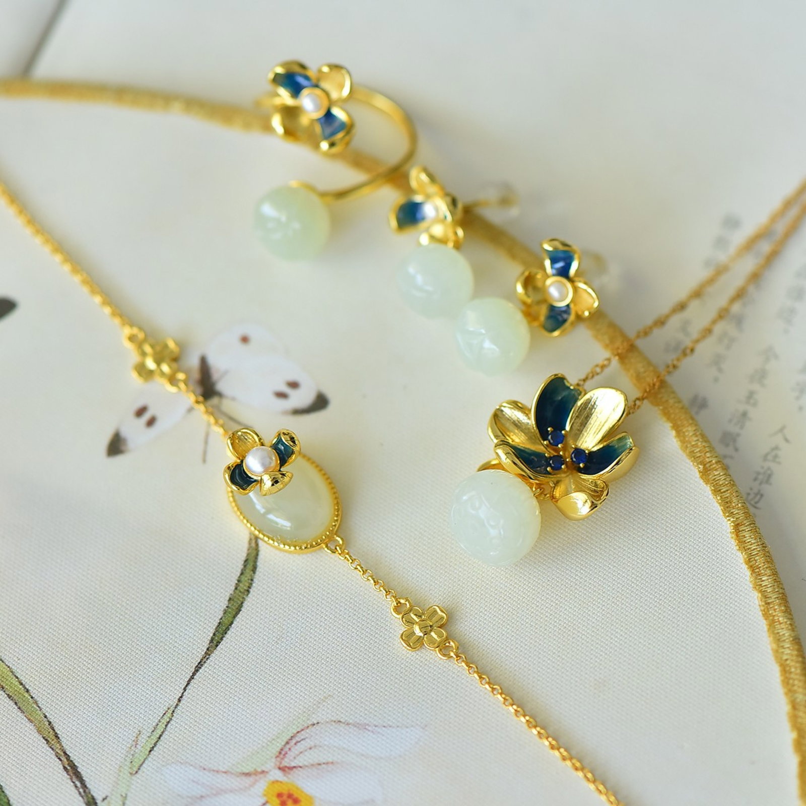 A Set of Fine Sterling Silver-Gold Plated Inlaid White Jade Jewelrys: A Set of Fine Sterling Silver-Gold Plated Inlaid White Jade Jewelrys 一套纯银镀金镶白玉首饰