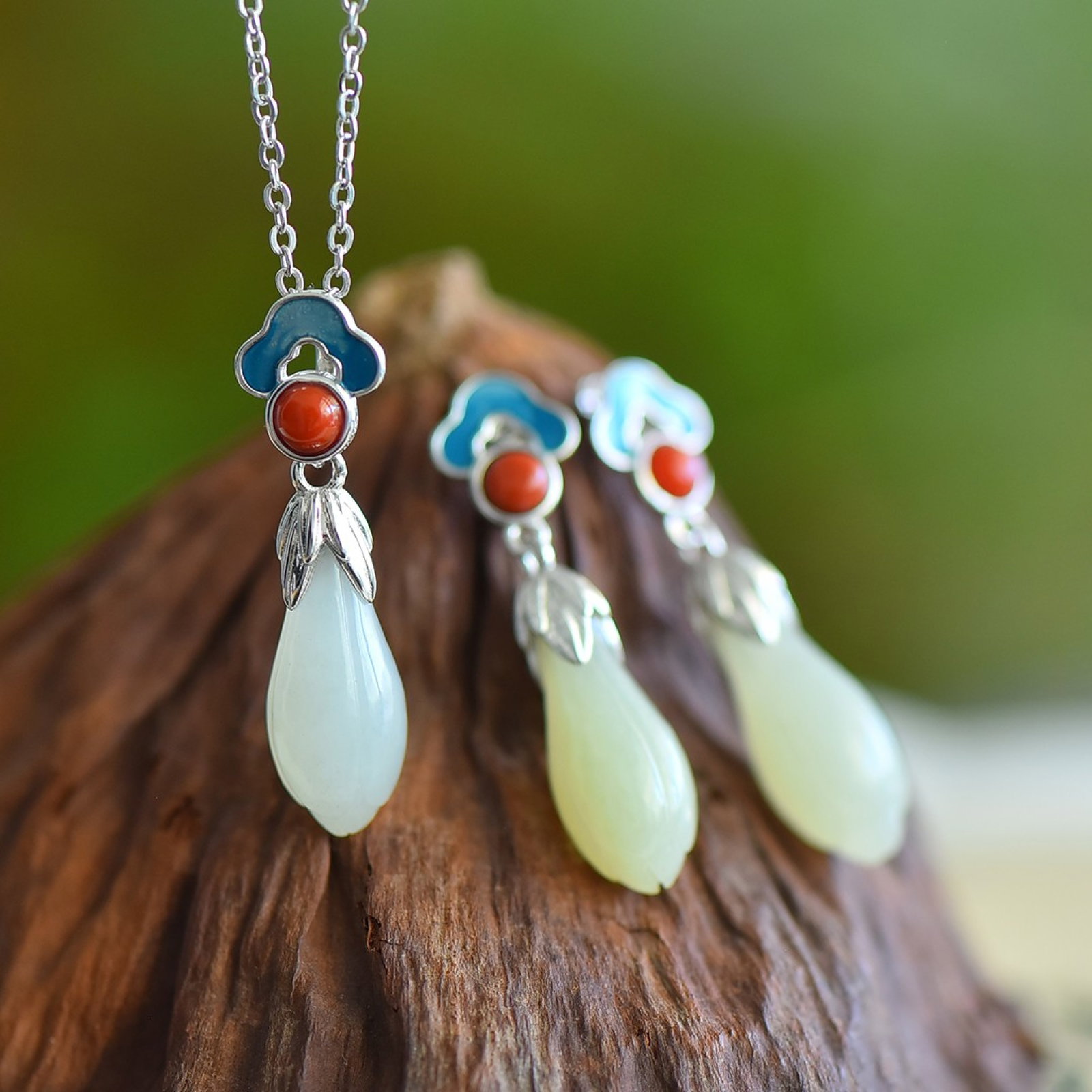 A Set of Fine Sterling Silver Inlaid White Jade Jewelries: A Set of Fine Sterling Silver Inlaid White Jade Jewelries 一套纯银镶白玉首饰