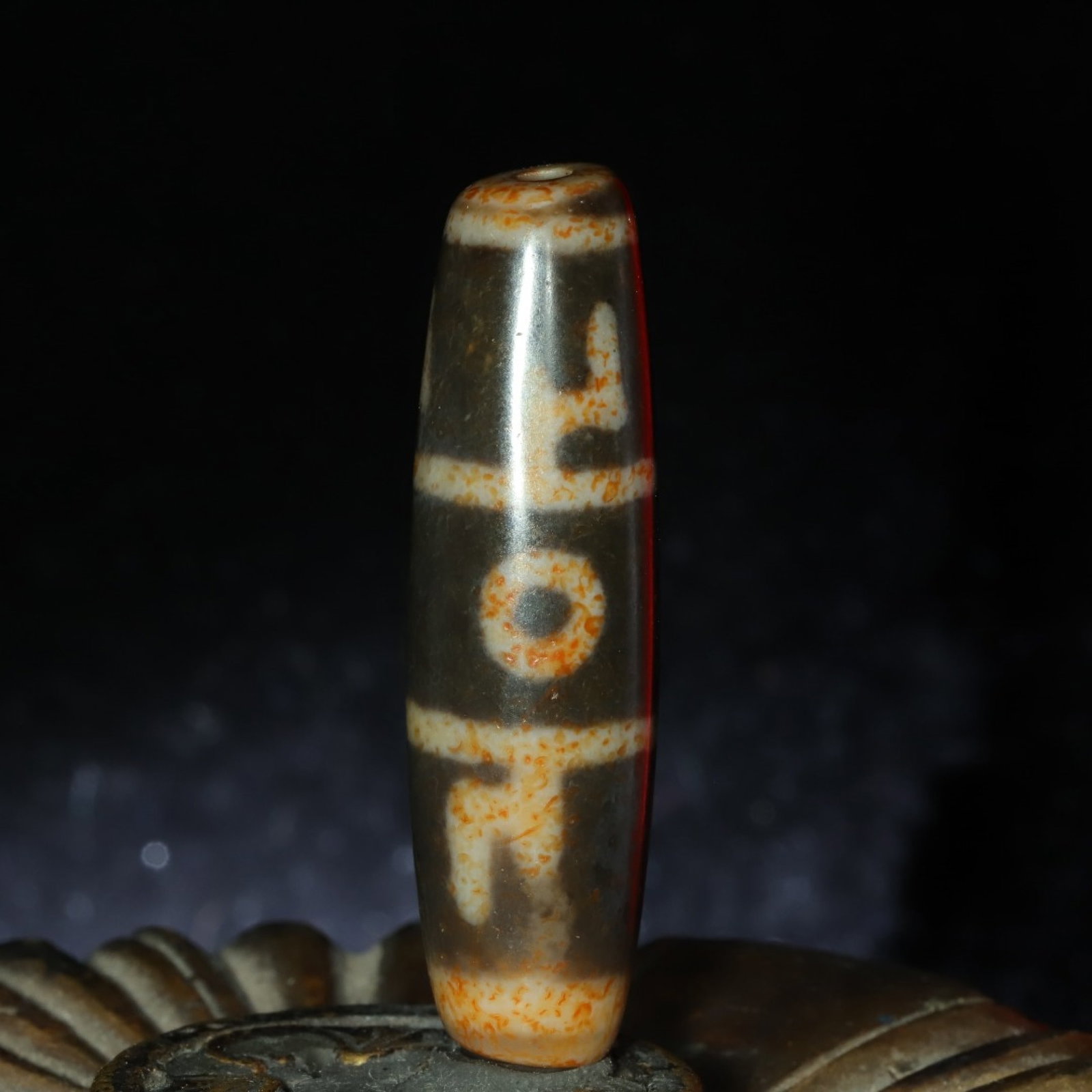 An Exquisite Three Eyes Dzi Bead Pendant: An Exquisite Three Eyes Dzi Bead Pendant，Size：46mmx12mm，Weight：12g 三眼天珠挂件