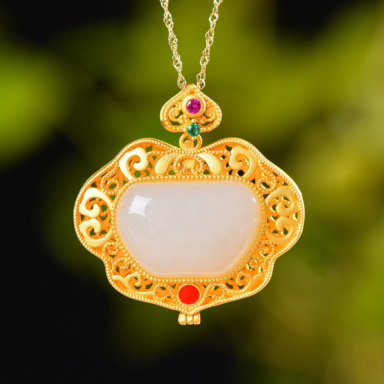 An Exquisite Sterling Silver-Gold Plated Inlaid White Jade Pendant,Inlaid Gems: An Exquisite Sterling Silver-Gold Plated Inlaid White Jade Pendant,Inlaid Gems,Size:16mmx24mm 纯银镀金镶白玉吊坠,嵌宝石