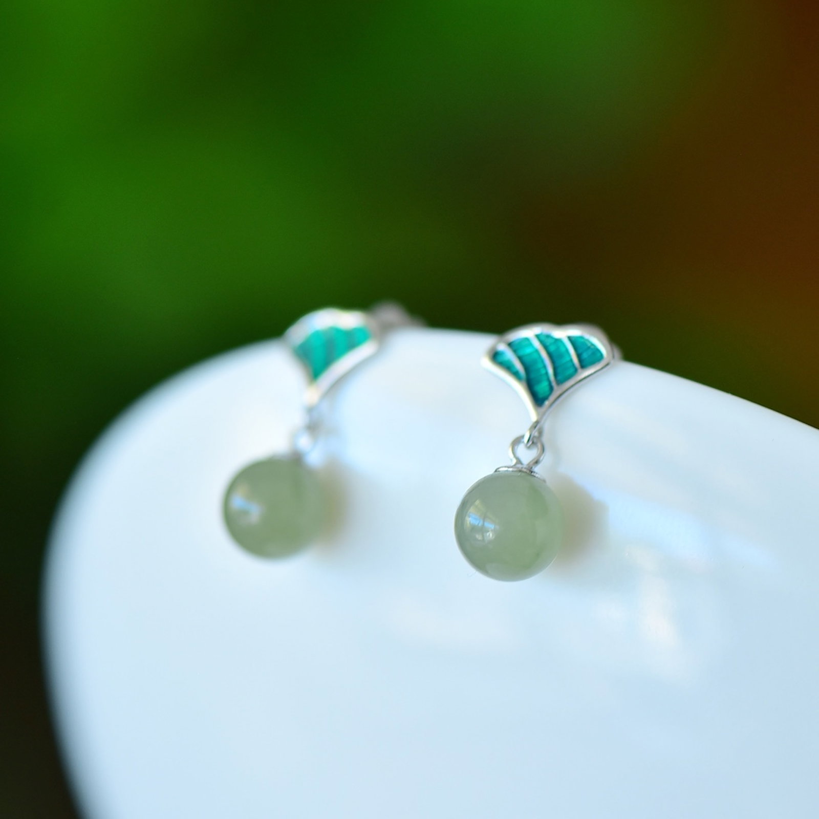 A Pair of Exquisite Sterling Silver-Gold Plated Inlaid Sapphire Enamel Earrings: A Pair of Exquisite Sterling Silver-Gold Plated Inlaid Sapphire Enamel Earrings Size:8mmx8mm 一对纯银镀金镶青玉珐琅耳环
