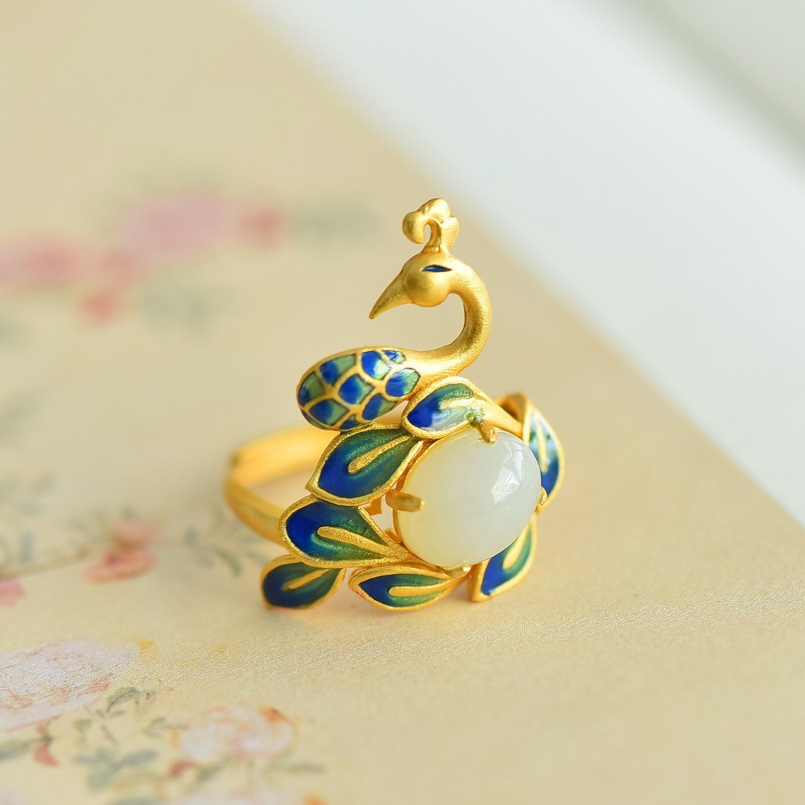 An Exquisite Sterling Silver-Gold Plated Inlaid White Jade Ring: An Exquisite Sterling Silver-Gold Plated Inlaid White Jade Ring,Size:8mmx10mm 纯银镀金镶白玉戒指