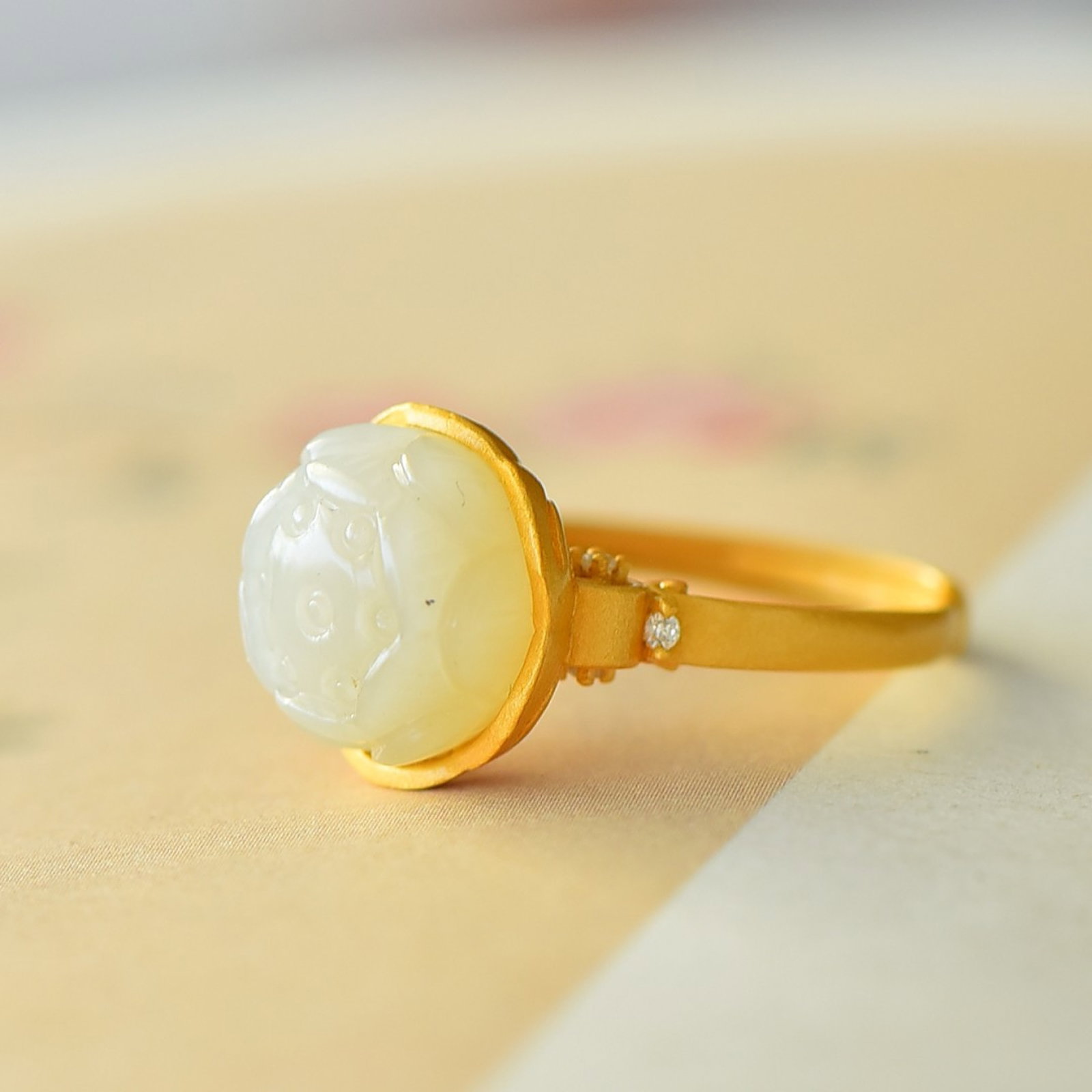An Exquisite Sterling Silver-Gold Plated Inlaid White Jade Ring: An Exquisite Sterling Silver-Gold Plated Inlaid White Jade Ring,Size:12mmx12mm 纯银镀金镶白玉戒指