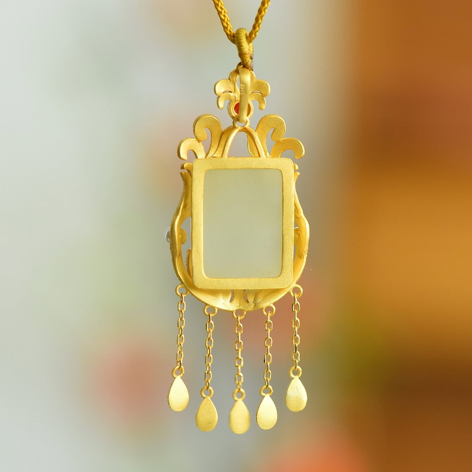 An Exquisite Sterling Silver-Gold Plated Inlaid White Jade Pendant,Inlaid Pearl: An Exquisite Sterling Silver-Gold Plated Inlaid White Jade Pendant,Inlaid Pearl 纯银镀金镶白玉吊坠,嵌珍珠