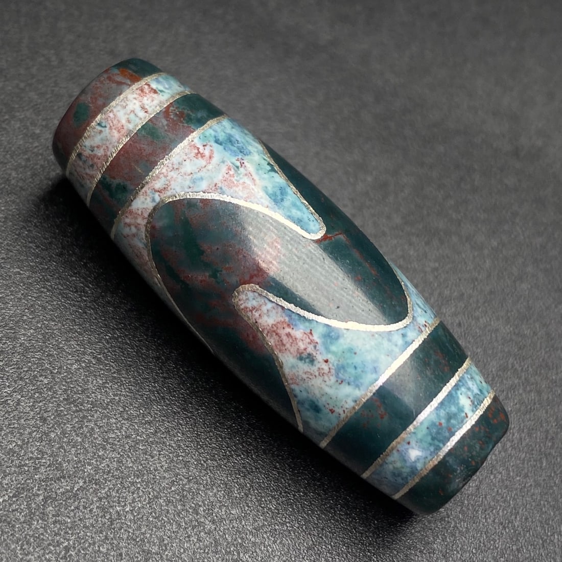 An Exquisite Dzi Bead Pendant,Inlaid Gold wire,With Cinnabar: An Exquisite Dzi Bead Pendant,Inlaid Gold wire,With Cinnabar,Size:38mmx14mm,Weight:11.5g 天珠挂件,嵌金丝,配朱砂