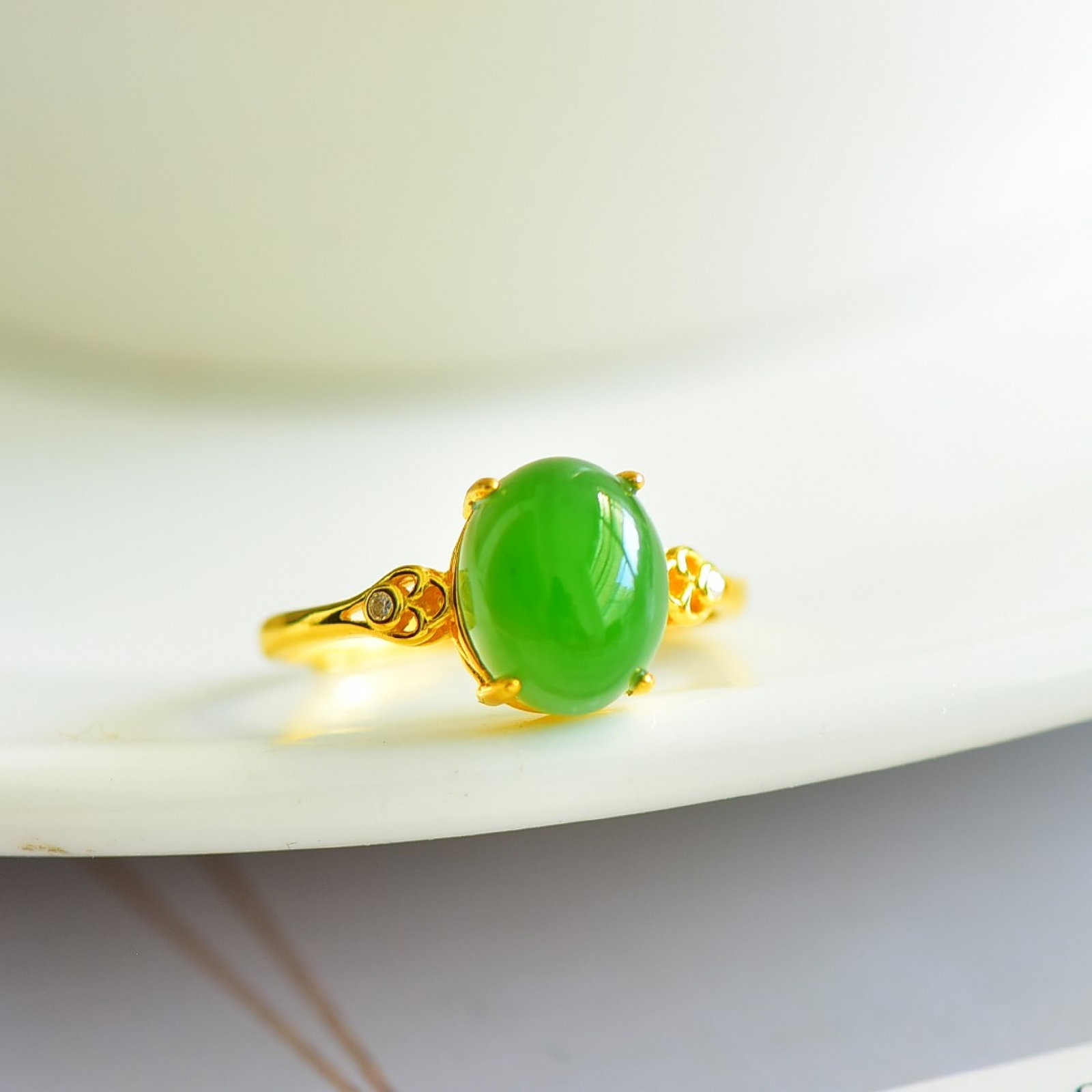 An Exquisite Sterling Silver-Gold Plated Inlaid Jasper Ring: An Exquisite Sterling Silver-Gold Plated Inlaid Jasper Ring,Size:8mmx8mm 一个精美的纯银镀金镶碧玉戒指