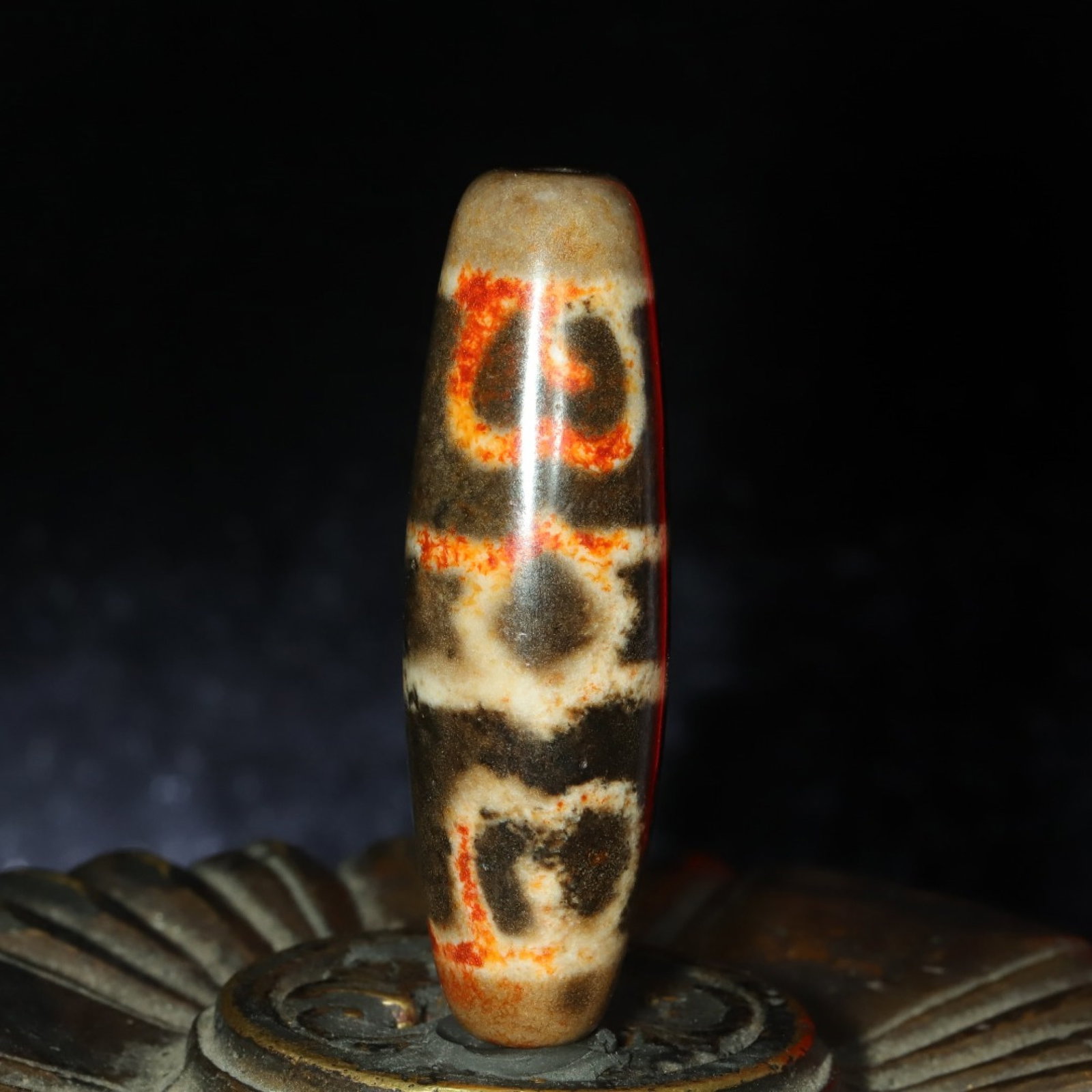 An Exquisite Dzi Bead Pendant: An Exquisite Dzi Bead Pendant，Size：45mmx13mm，Weight：13g 天珠挂件