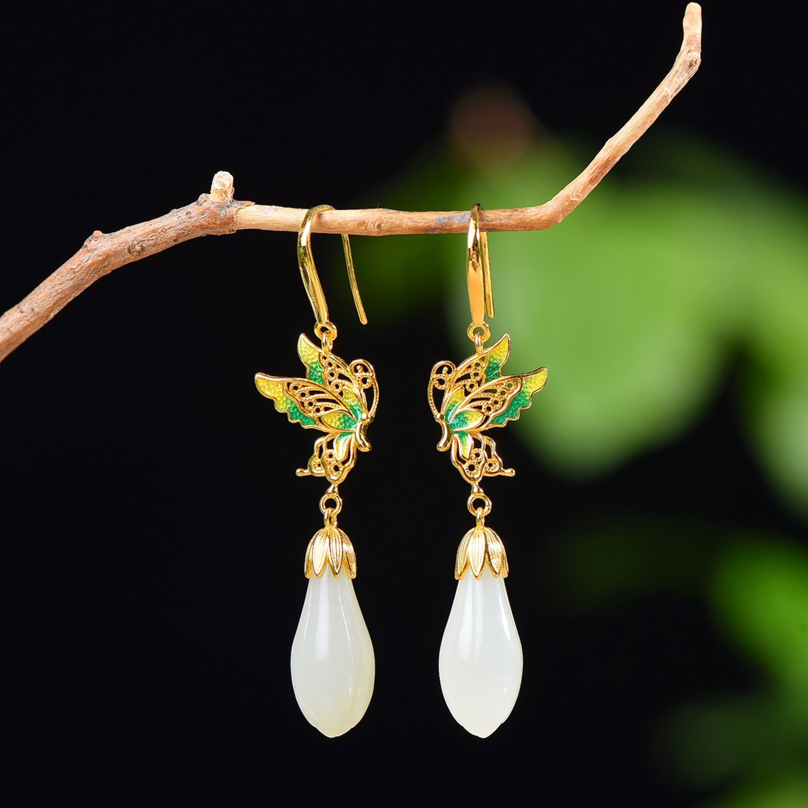 A Pair of Exquisite Sterling Silver-Gold Plated Inlaid White Jade Enamel Earrings: A Pair of Exquisite Sterling Silver-Gold Plated Inlaid White Jade Enamel Earrings,Size:8mmx19mm 一对纯银镀金镶白玉珐琅耳环