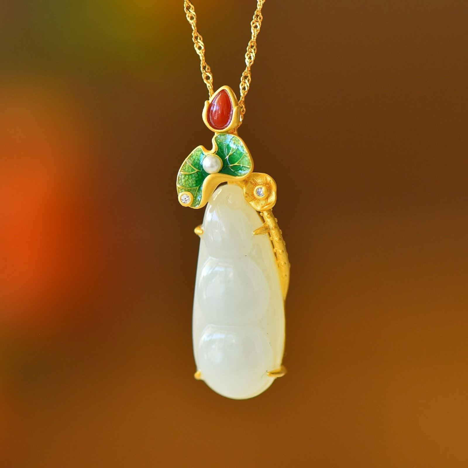 An Exquisite Sterling Silver-Gold Plated Inlaid White Jade Pendant: An Exquisite Sterling Silver-Gold Plated Inlaid White Jade Pendant,Size:12mmx29mm 纯银镀金镶白玉吊坠