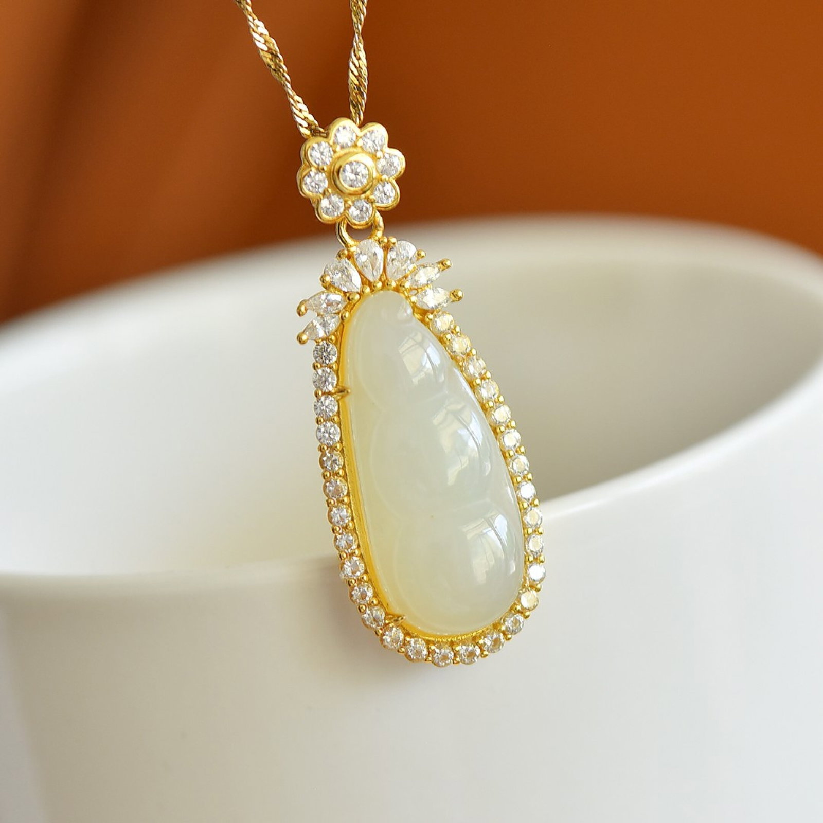 An Exquisite Sterling Silver-Gold Plated Inlaid White Jade Pendant,Inlaid Diamonds: An Exquisite Sterling Silver-Gold Plated Inlaid White Jade Pendant,Inlaid Diamonds,Size:11mmx25mm 纯银镀金镶白玉吊坠,嵌钻石
