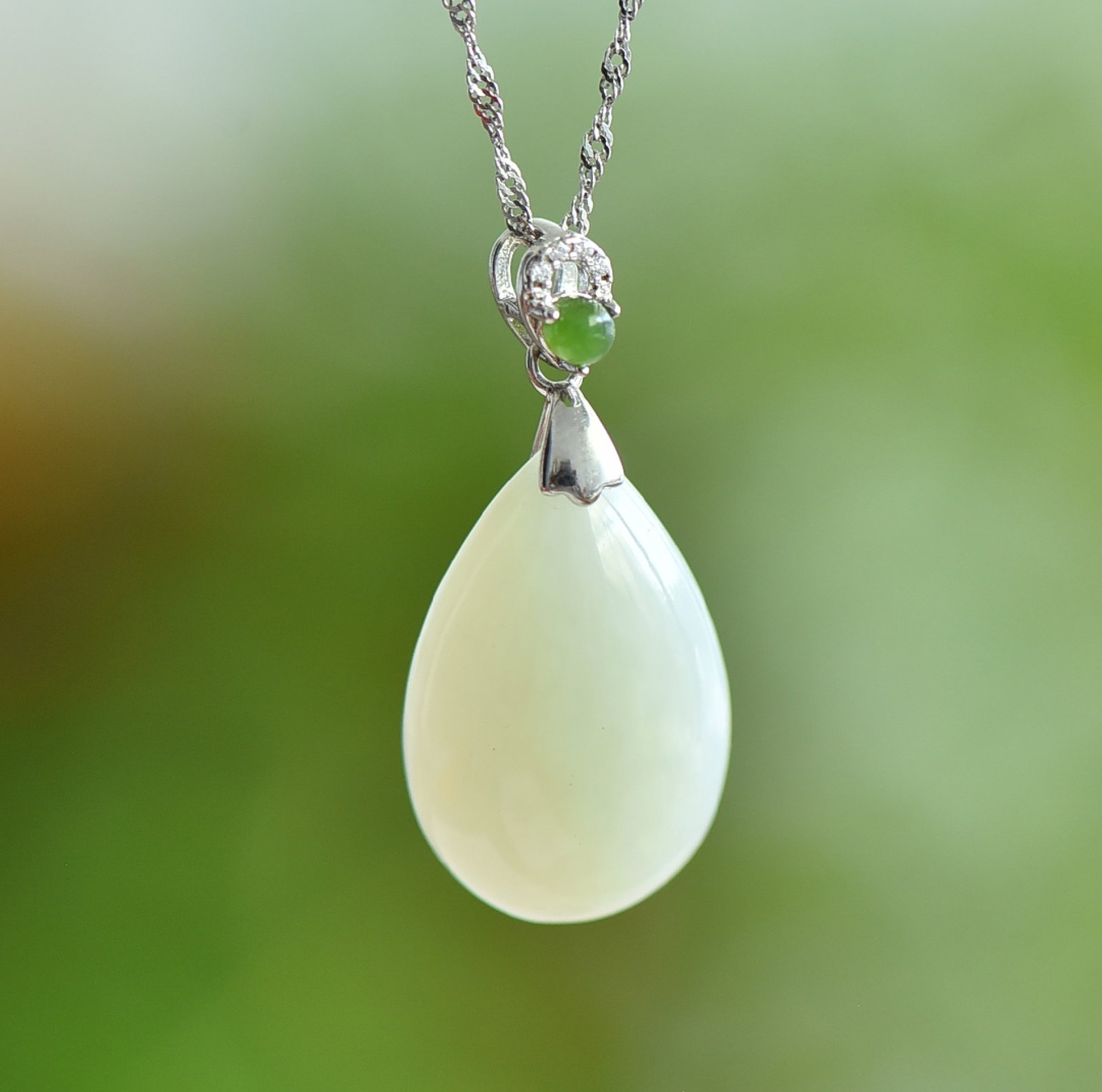 An Exquisite Sterling Silver Inlaid White Jade Pendant: An Exquisite Sterling Silver Inlaid White Jade Pendant,Size:15mmx23mm 纯银镶白玉吊坠